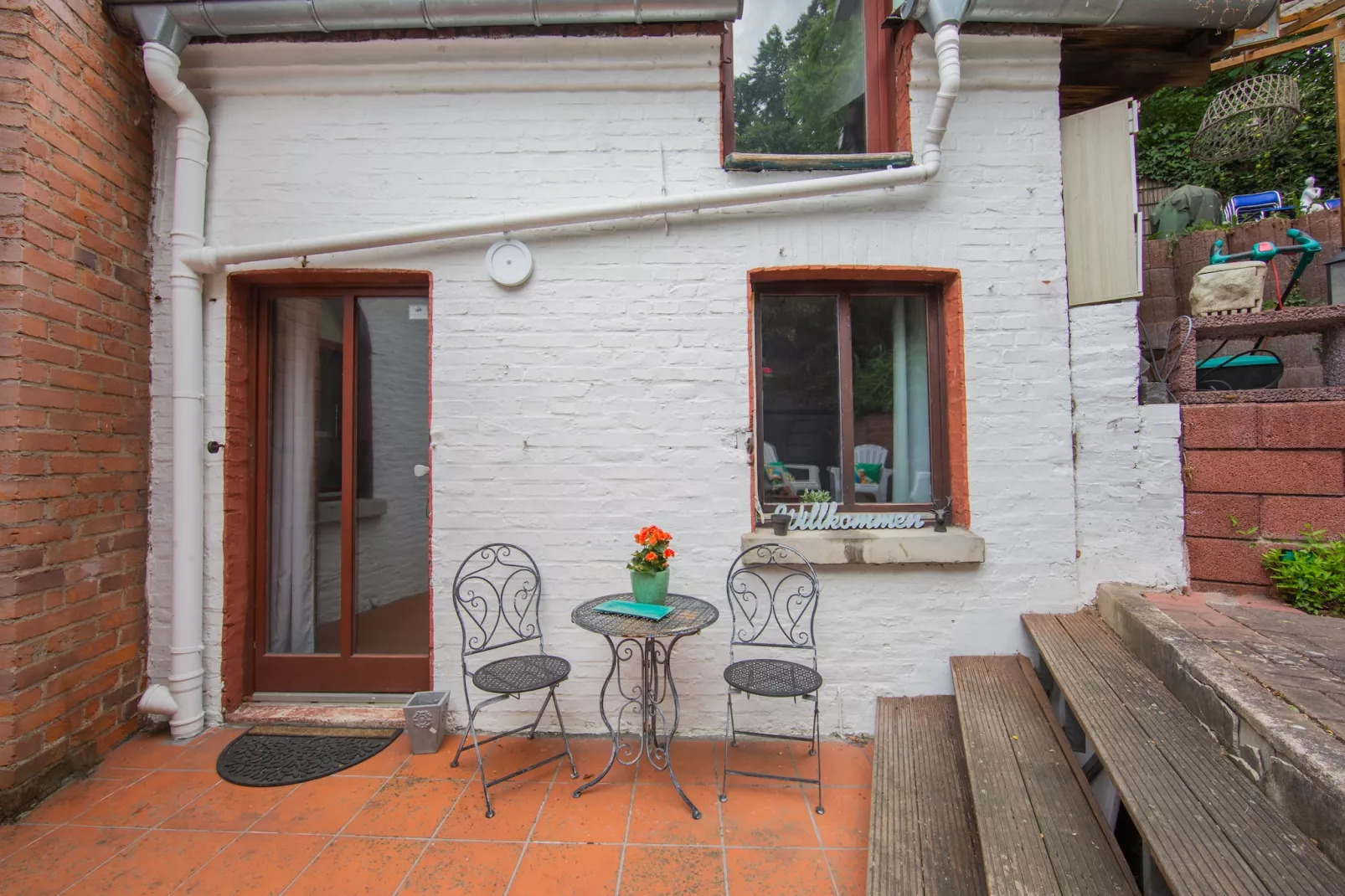 Maisonette im Taunus mit mediterrane Terrasse-Buitenkant zomer