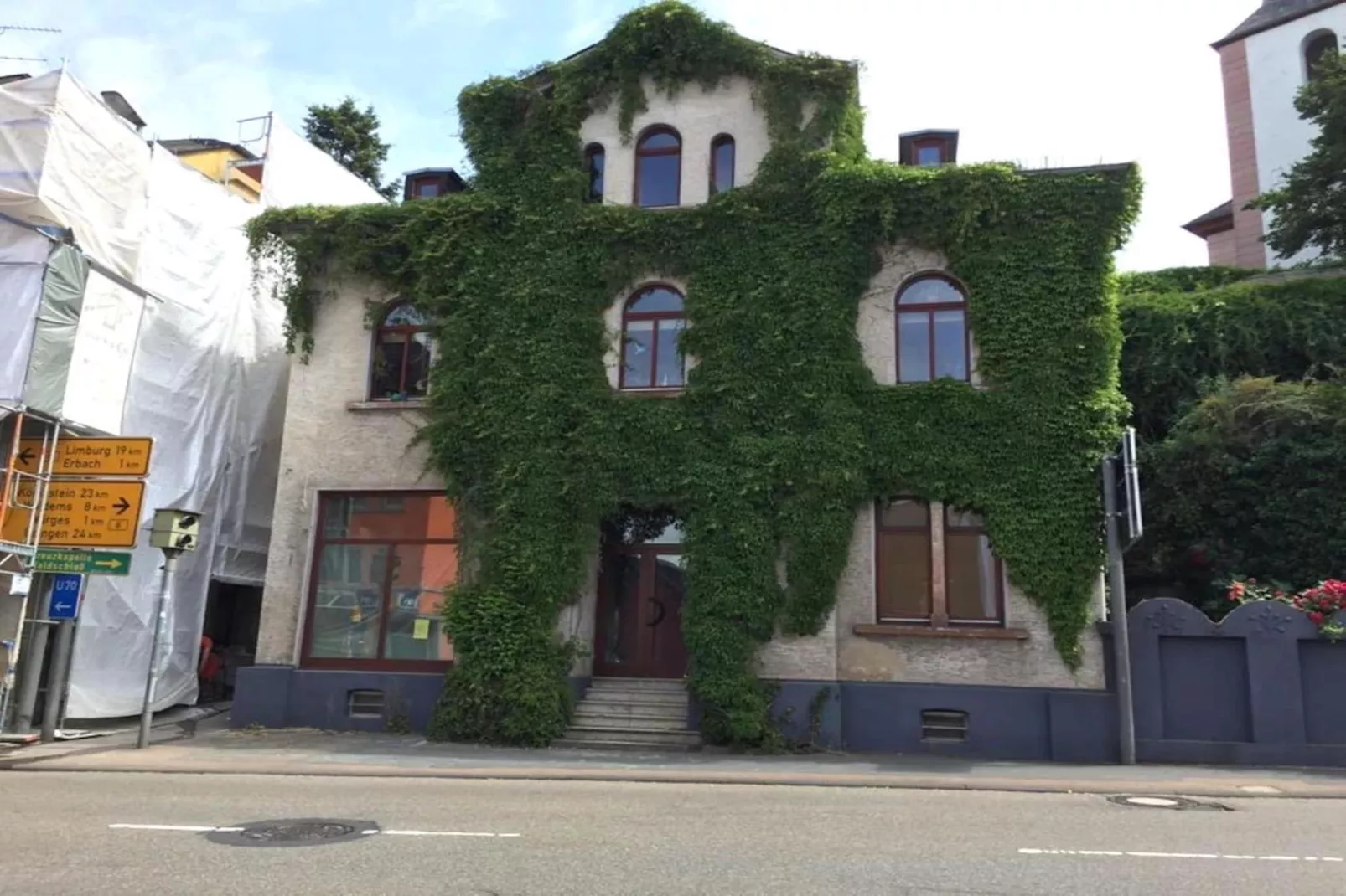 Maisonette im Taunus mit mediterrane Terrasse-Buitenkant zomer