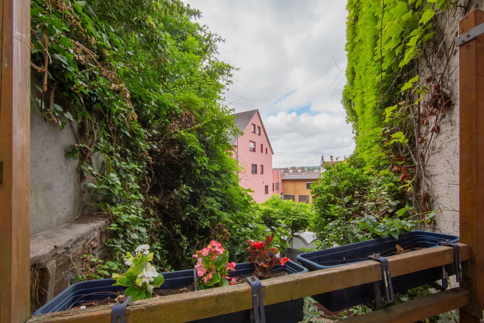 Maisonette im Taunus mit mediterrane Terrasse-Uitzicht zomer