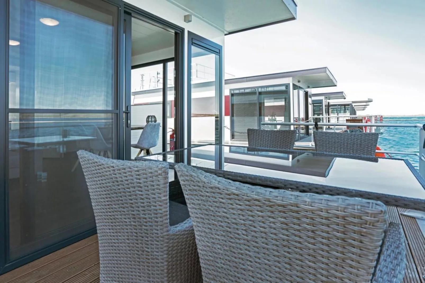 Floating 33 - LP 16  / 3 Personen-Terrasbalkon