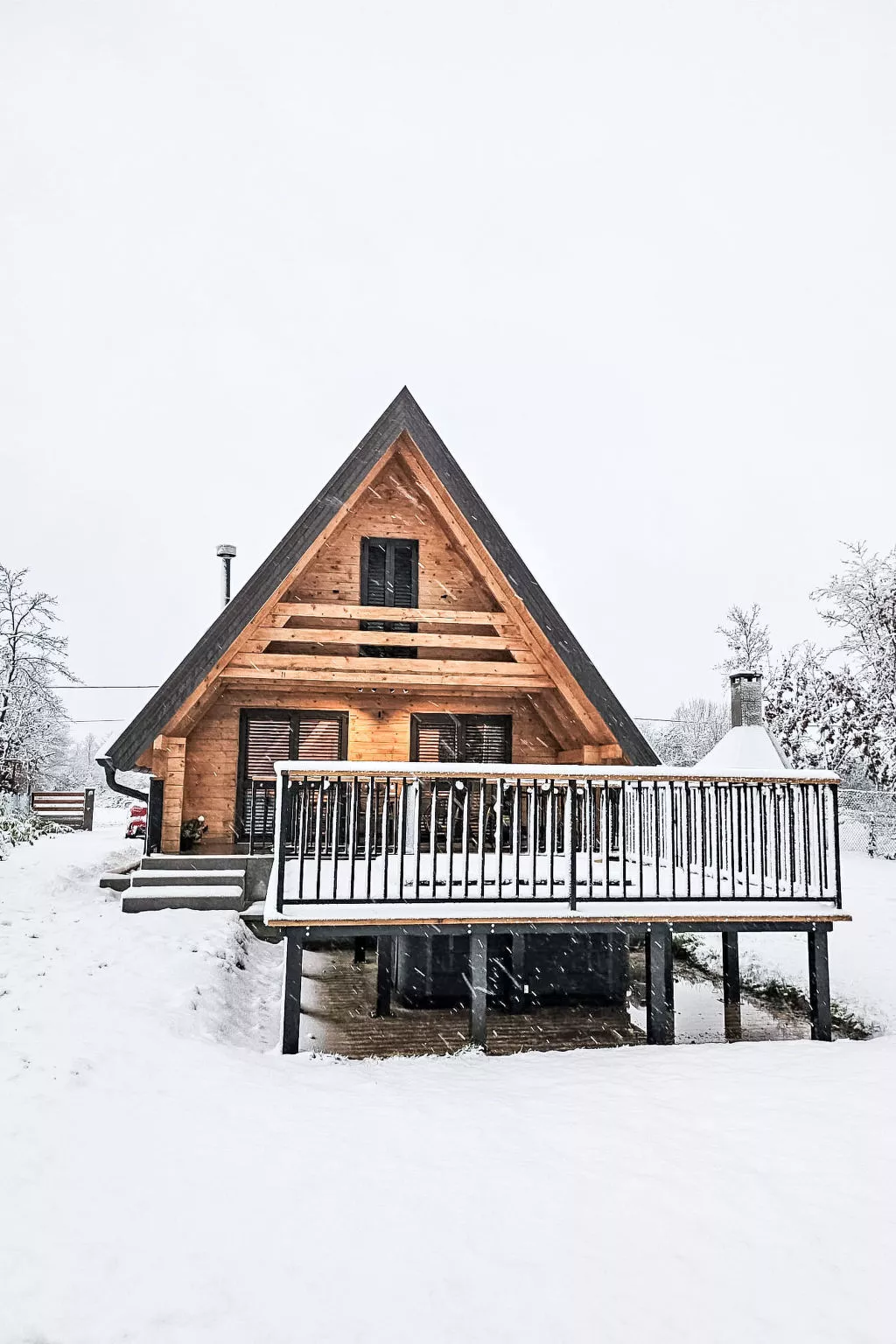 Tomina Koliba Lika-Buiten