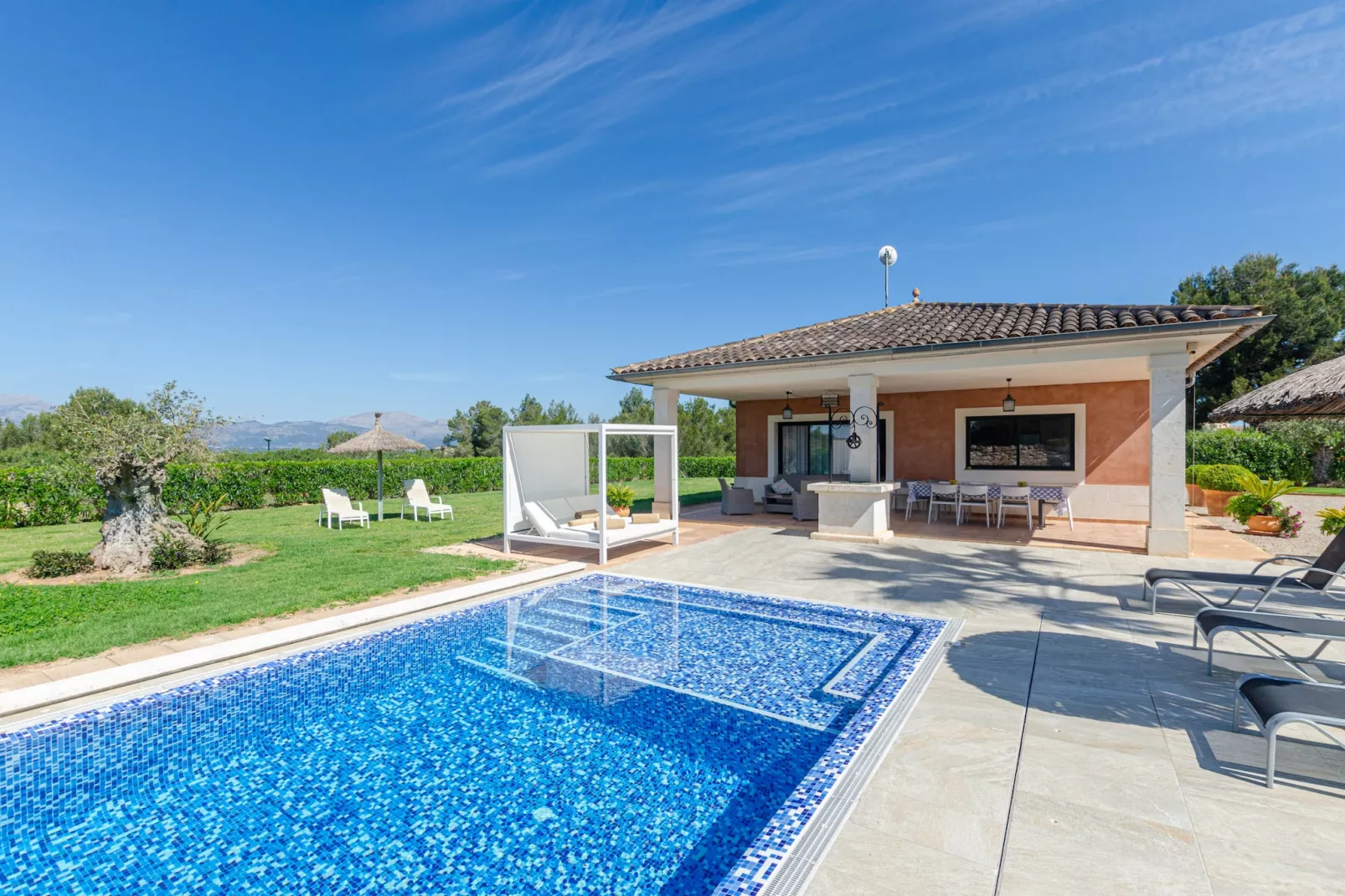 YourHouse Villa Romani-Buitenkant zomer