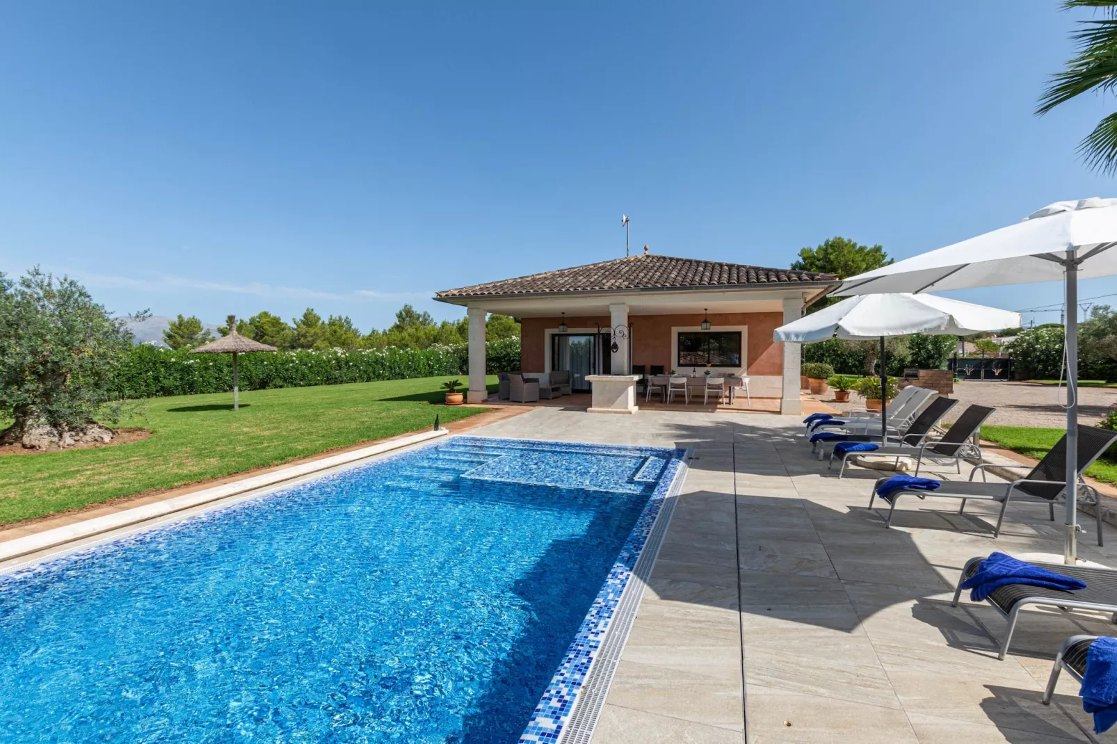 YourHouse Villa Romani-Buitenkant zomer