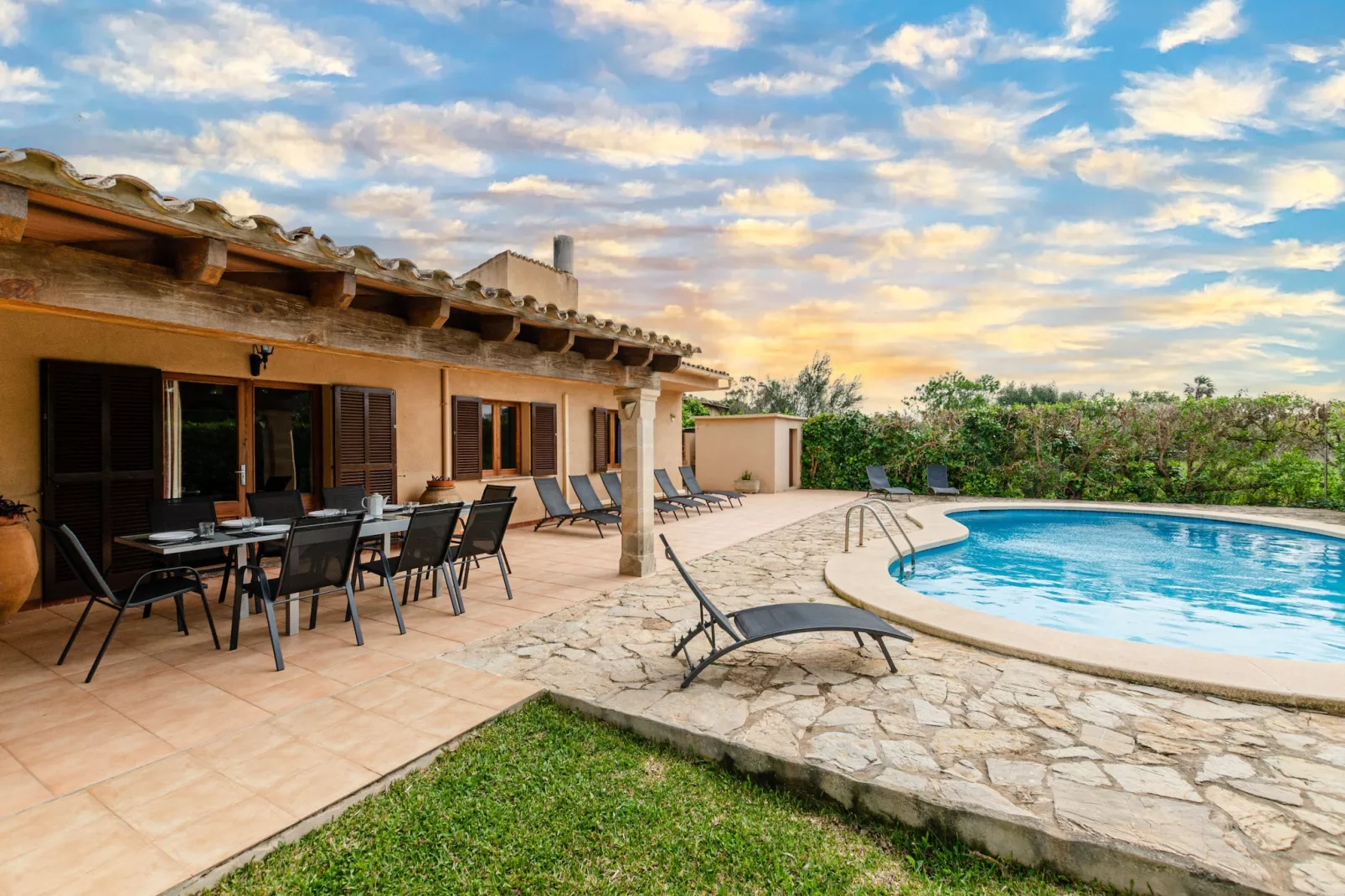 Finca en Pollença con piscina y barbacoa, Escandeu-Buitenkant zomer