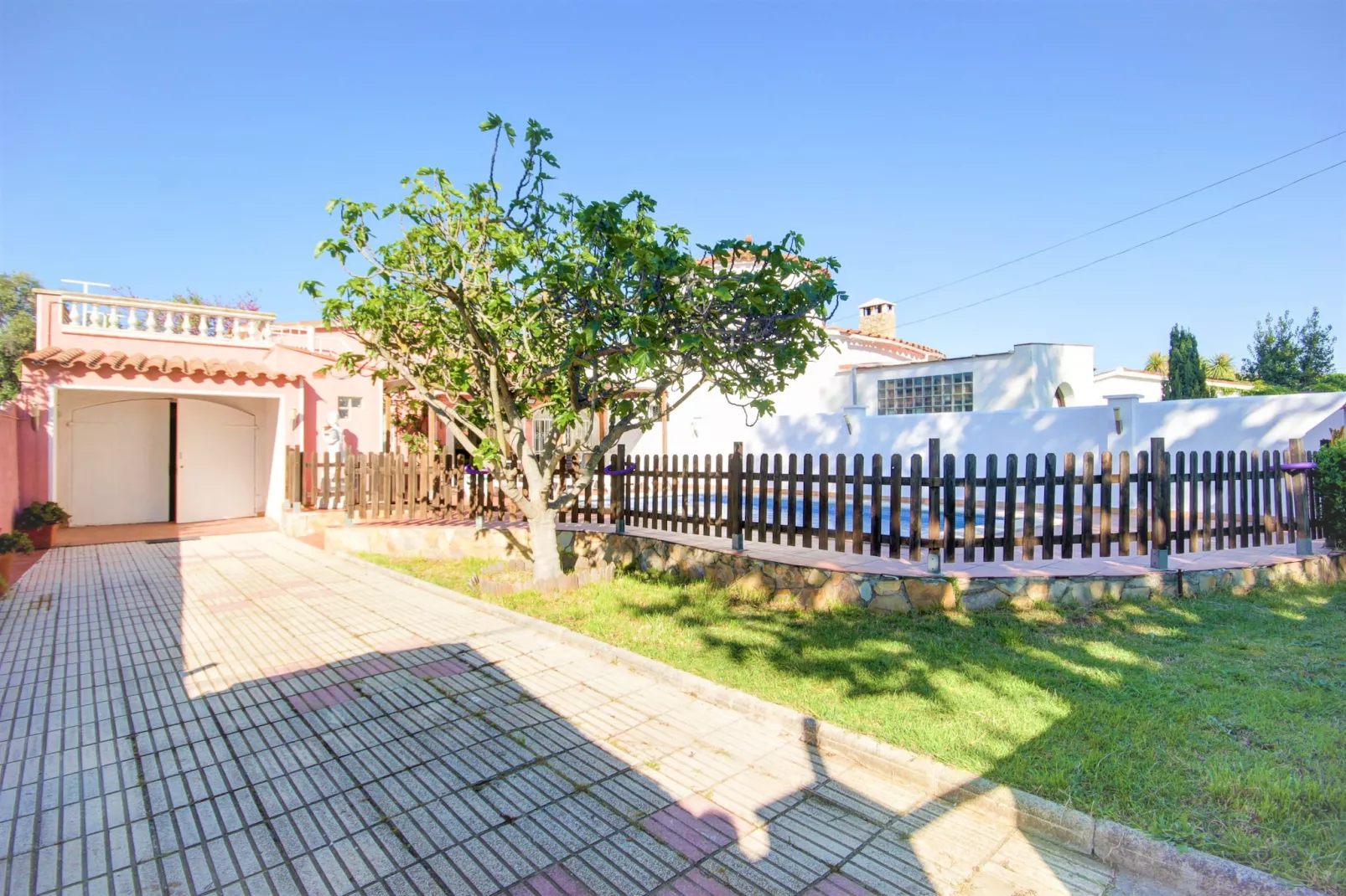 VILLA REQUESENS 139 B Empuriabrava-Tuinen zomer