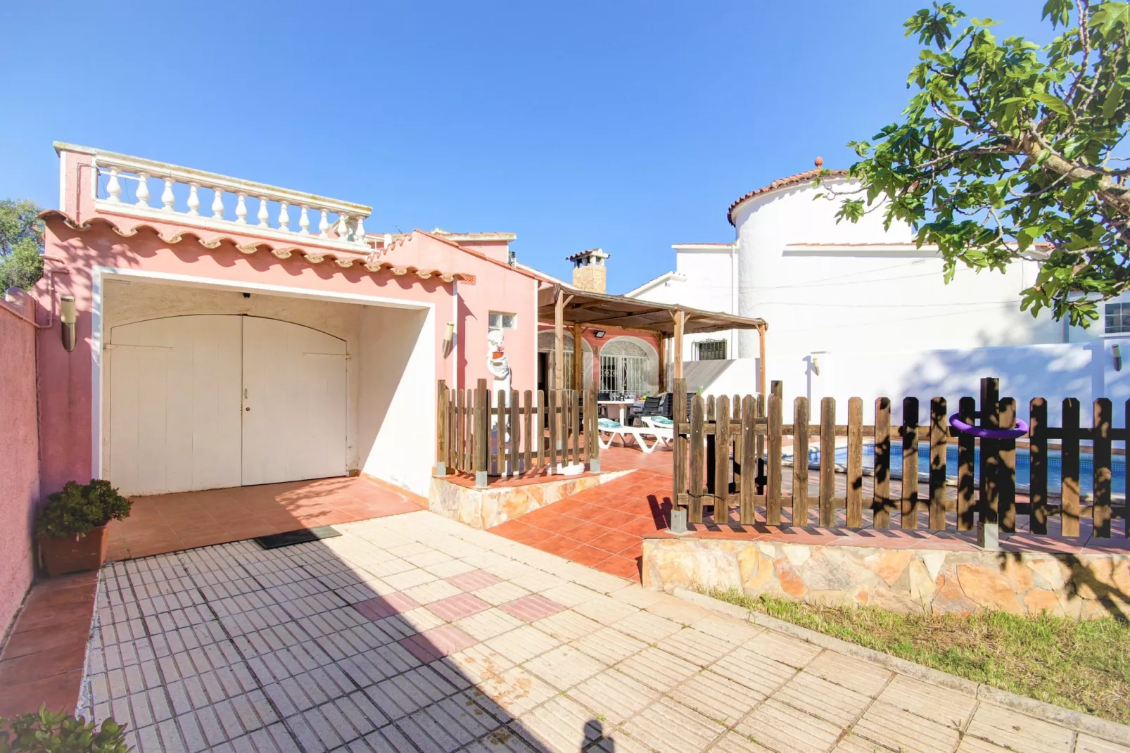 VILLA REQUESENS 139 B Empuriabrava-Tuinen zomer