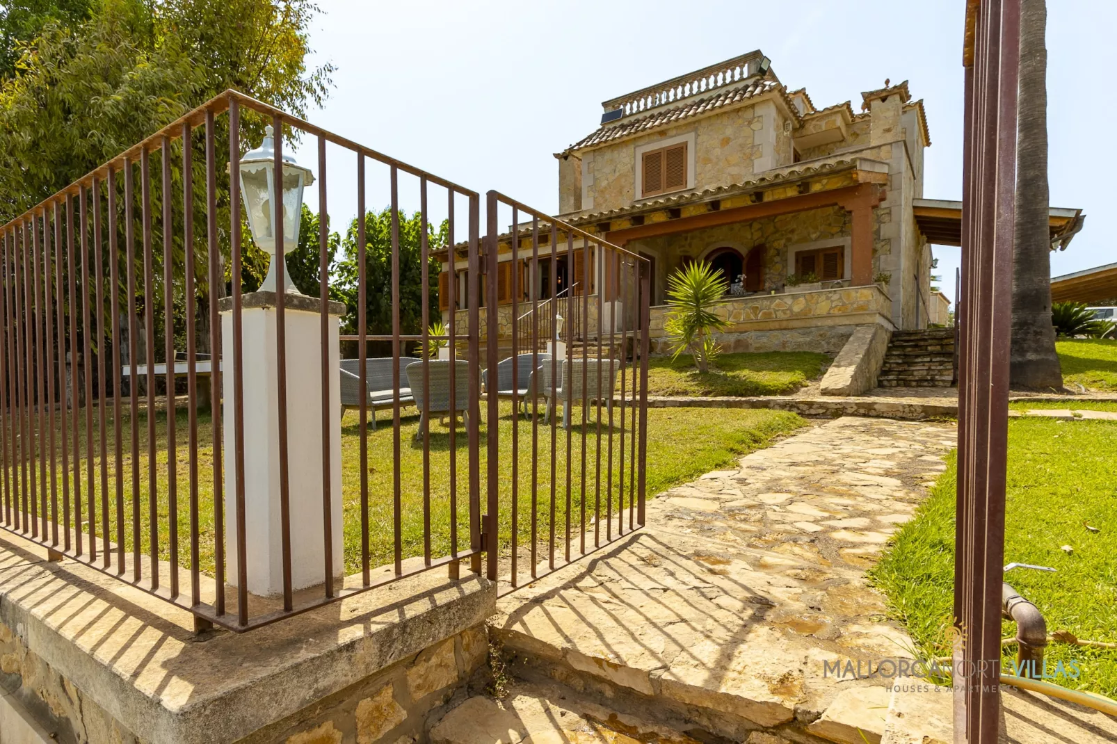 Villa Alejandra con piscina privada y gran jardín-Buitenkant zomer