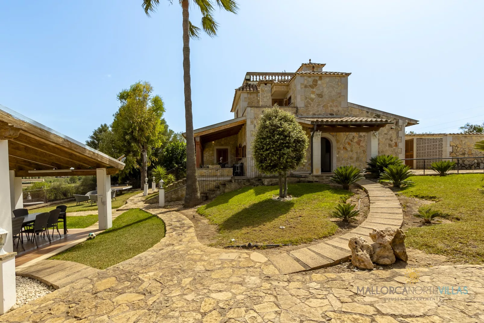 Villa Alejandra con piscina privada y gran jardín-Buitenkant zomer