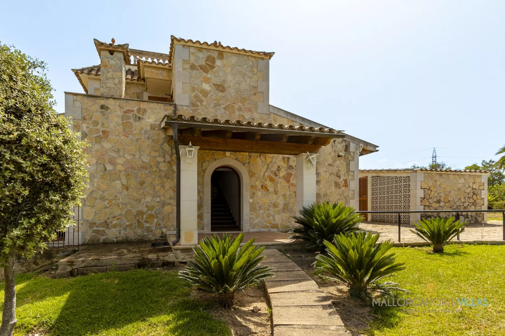 Villa Alejandra con piscina privada y gran jardín-Buitenkant zomer