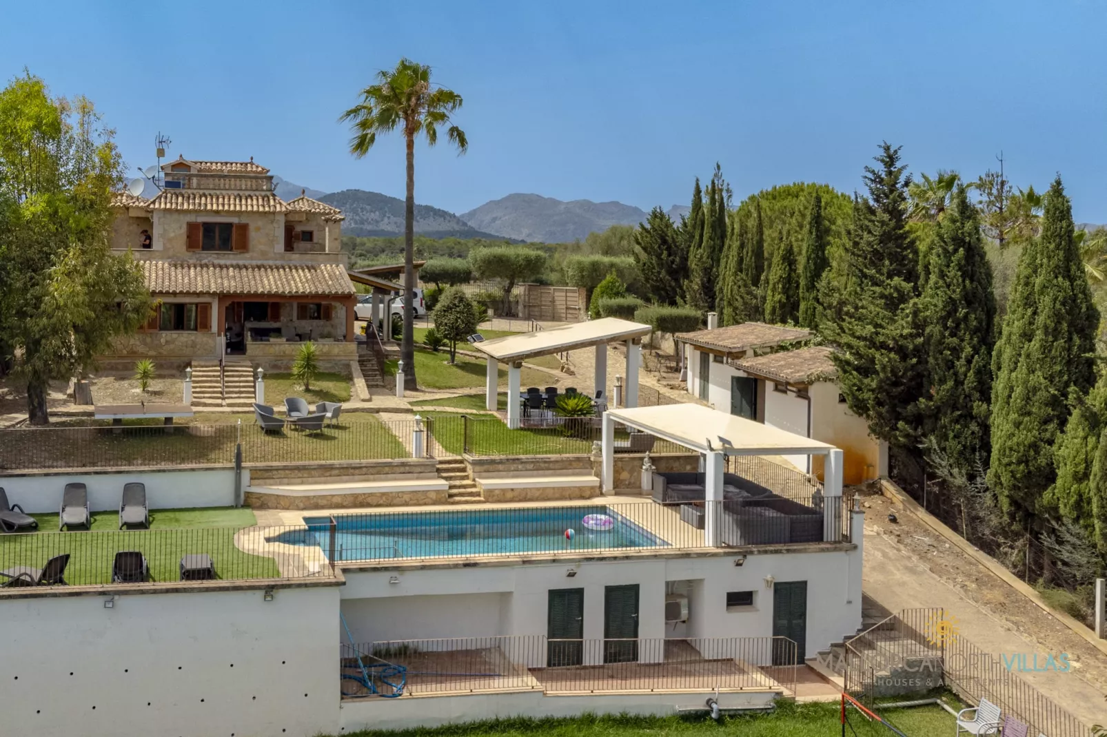 Villa Alejandra con piscina privada y gran jardín-Buitenkant zomer