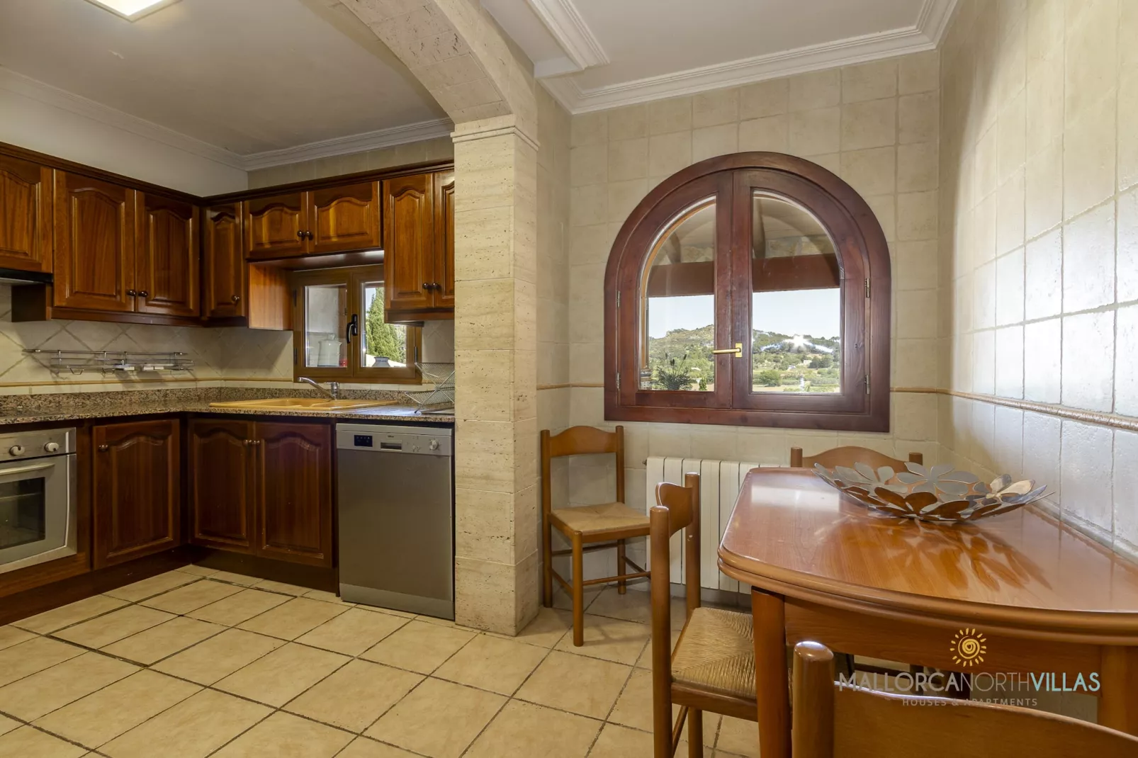 Villa Alejandra con piscina privada y gran jardín-Keuken