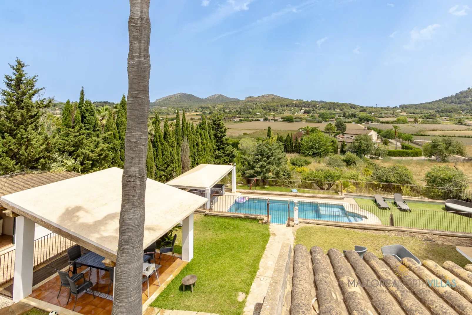 Villa Alejandra con piscina privada y gran jardín-Uitzicht zomer