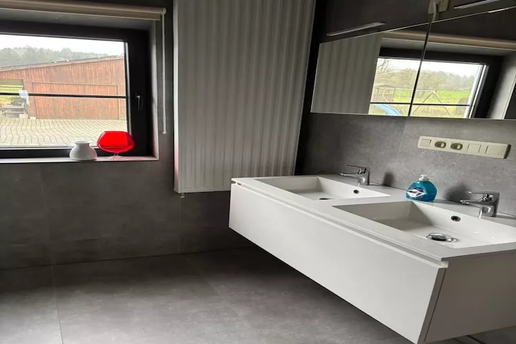 Très belle habitation à Lierneux pour 8 adultes-Woonkamer