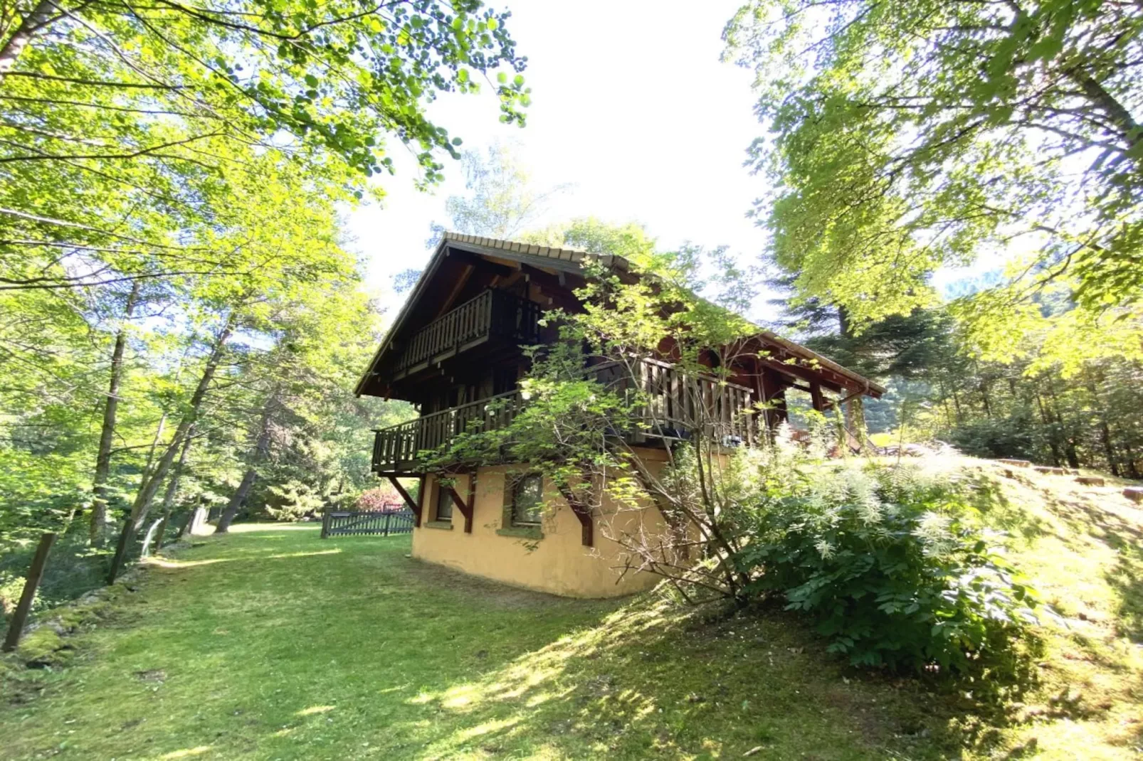 LE RENNE  Chalet en bois au calme avec SPA Jacuzzi-Buitenlucht