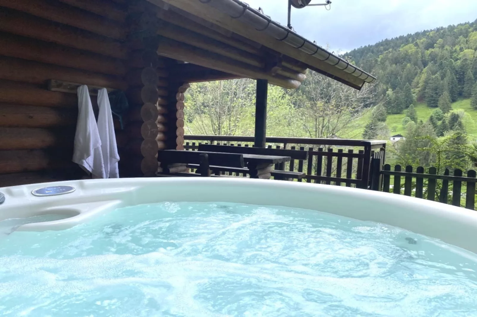 LE GRAND CERF  Chalet en rondins avec SPA Jacuzzi-Buitenlucht