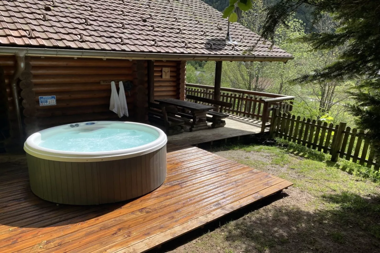 LE GRAND CERF  Chalet en rondins avec SPA Jacuzzi-Buitenlucht