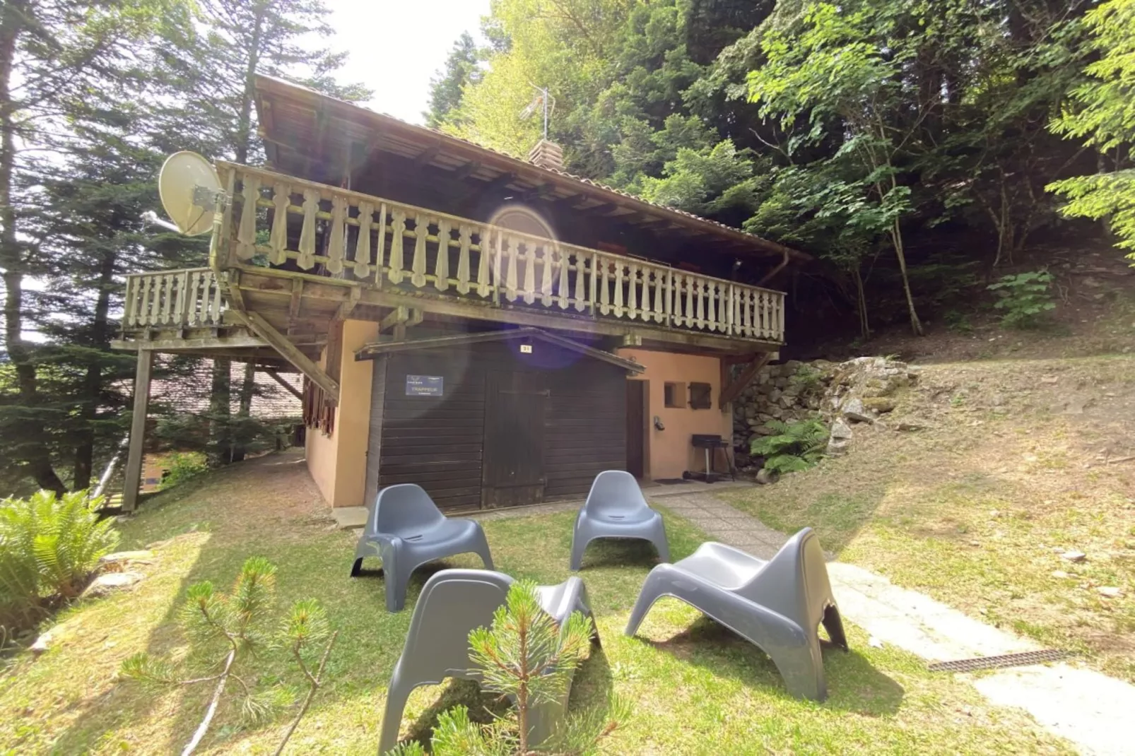 LE TRAPPEUR  Chalet en bois vue montagne-Buitenlucht