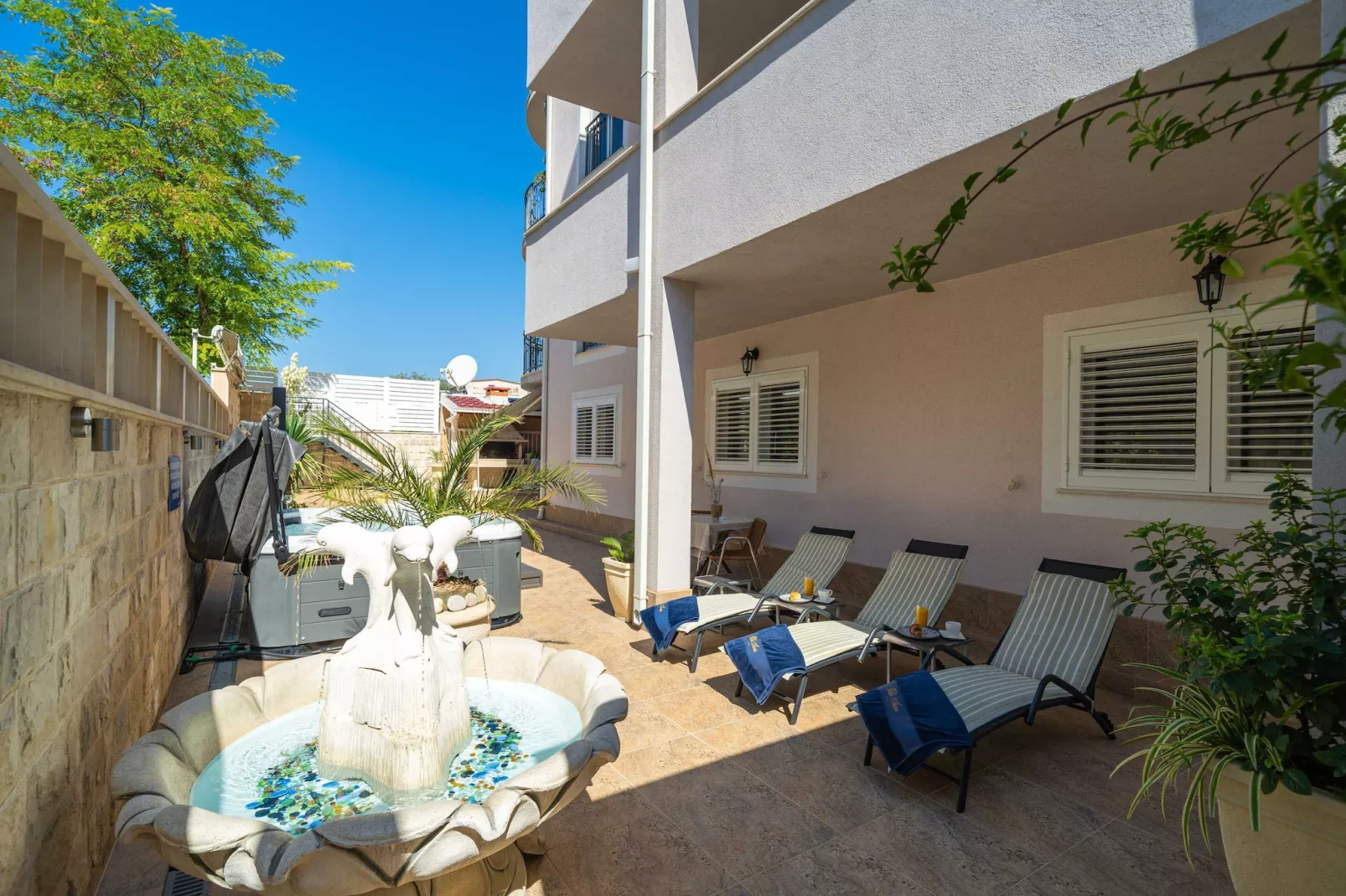 Apartments Villa Aura - Comfort Studio Apartment 8 with shared swimming pool-Buitenlucht