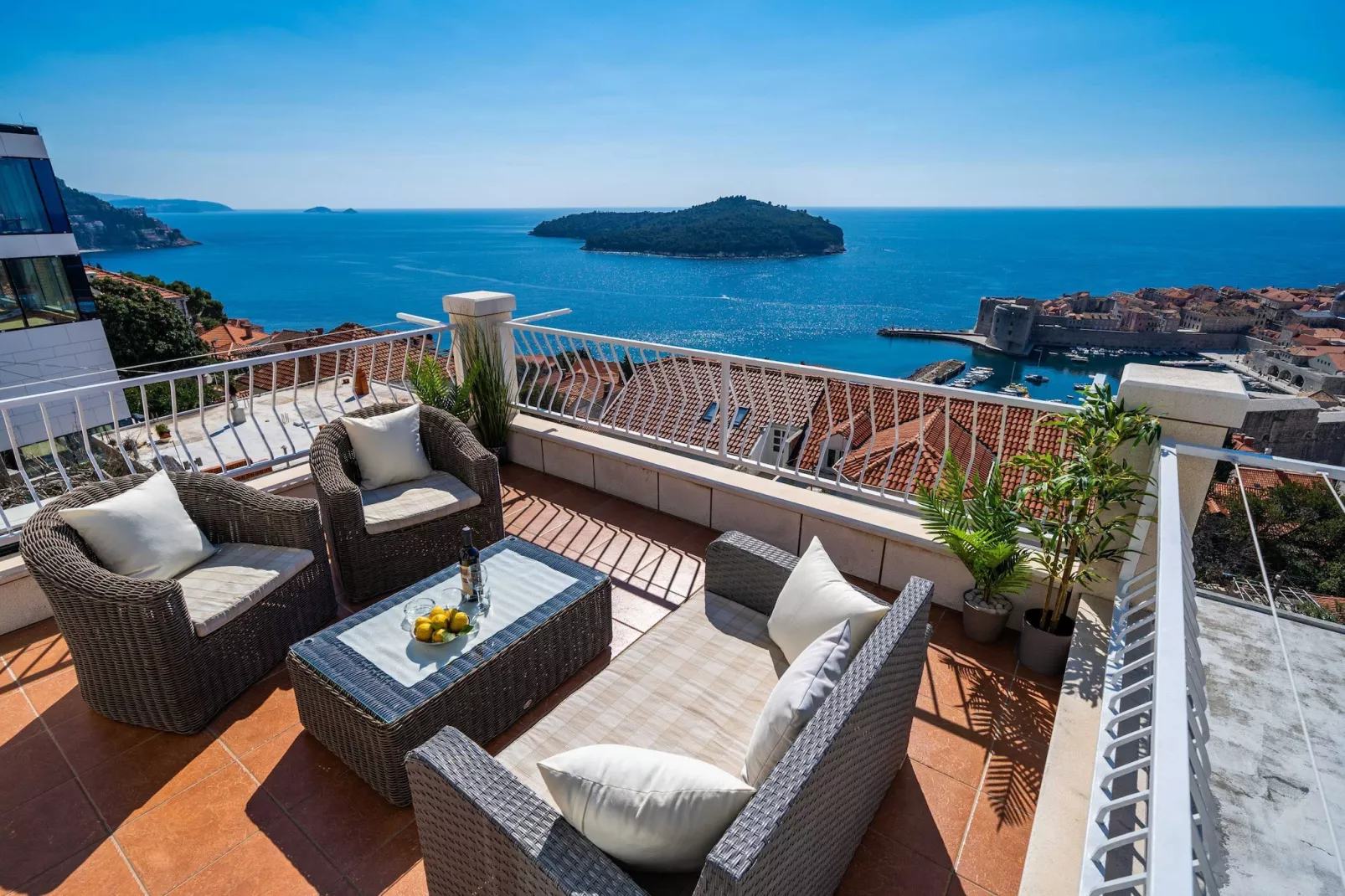 Apartments Isabora - Premium Two-Bedroom Apartment with Terrace and Sea View