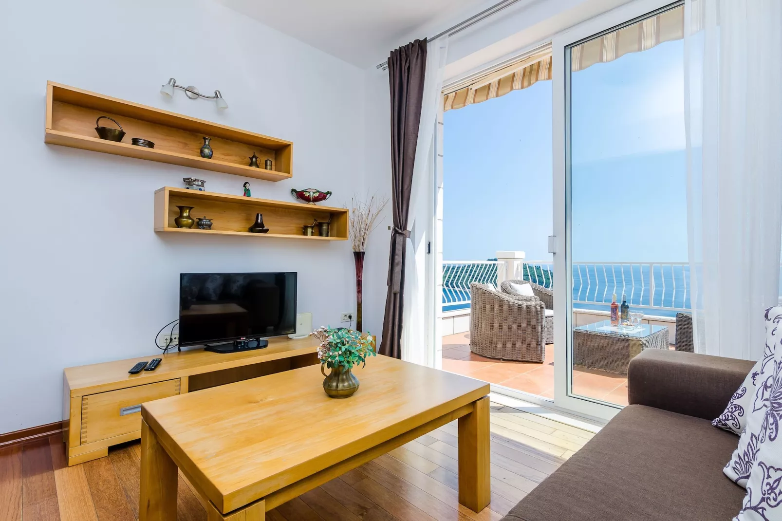 Apartments Isabora - Premium Two-Bedroom Apartment with Terrace and Sea View