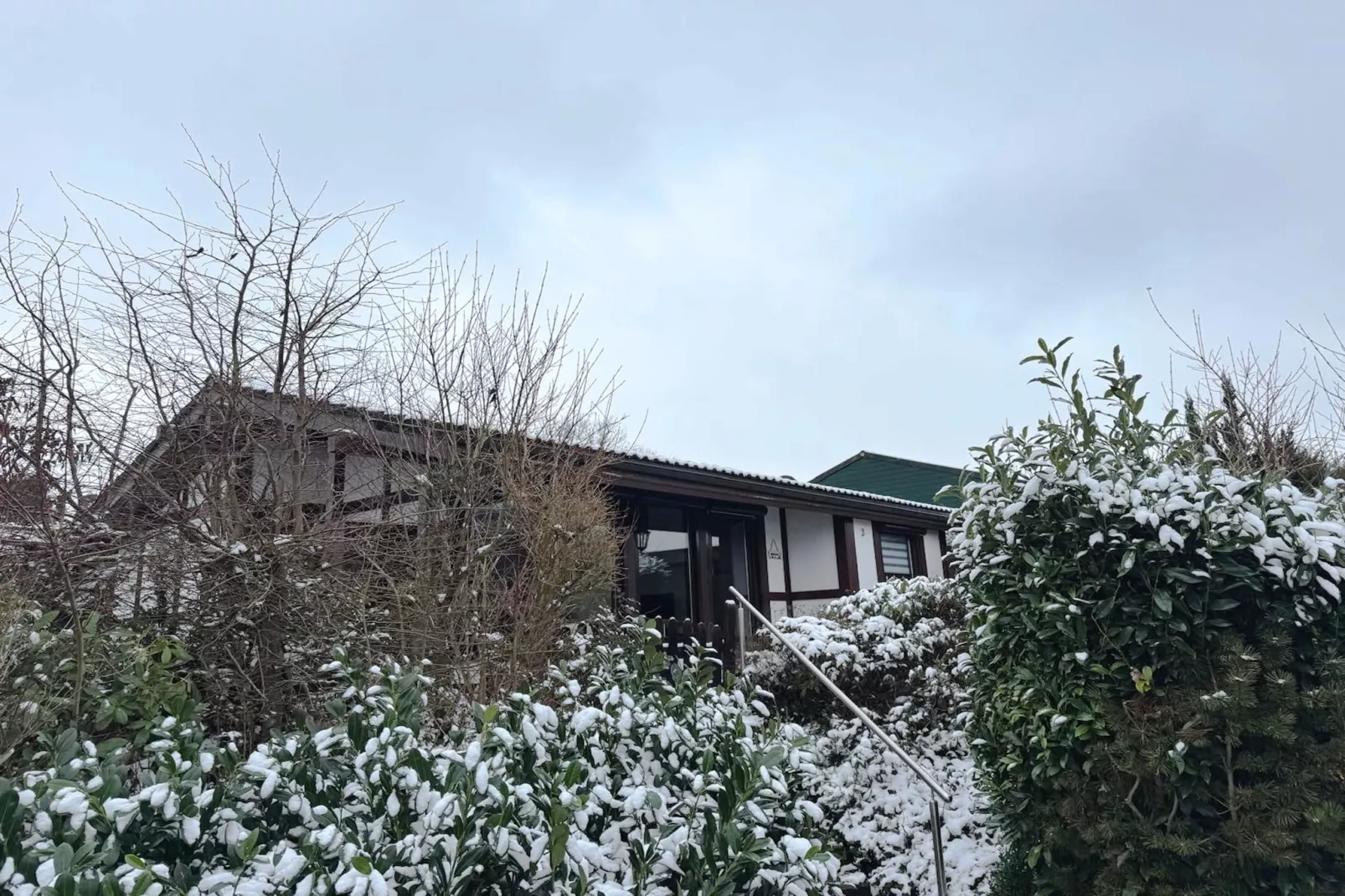 Vakantiehuis aan het Hennermeer met terras-Exterieur winter