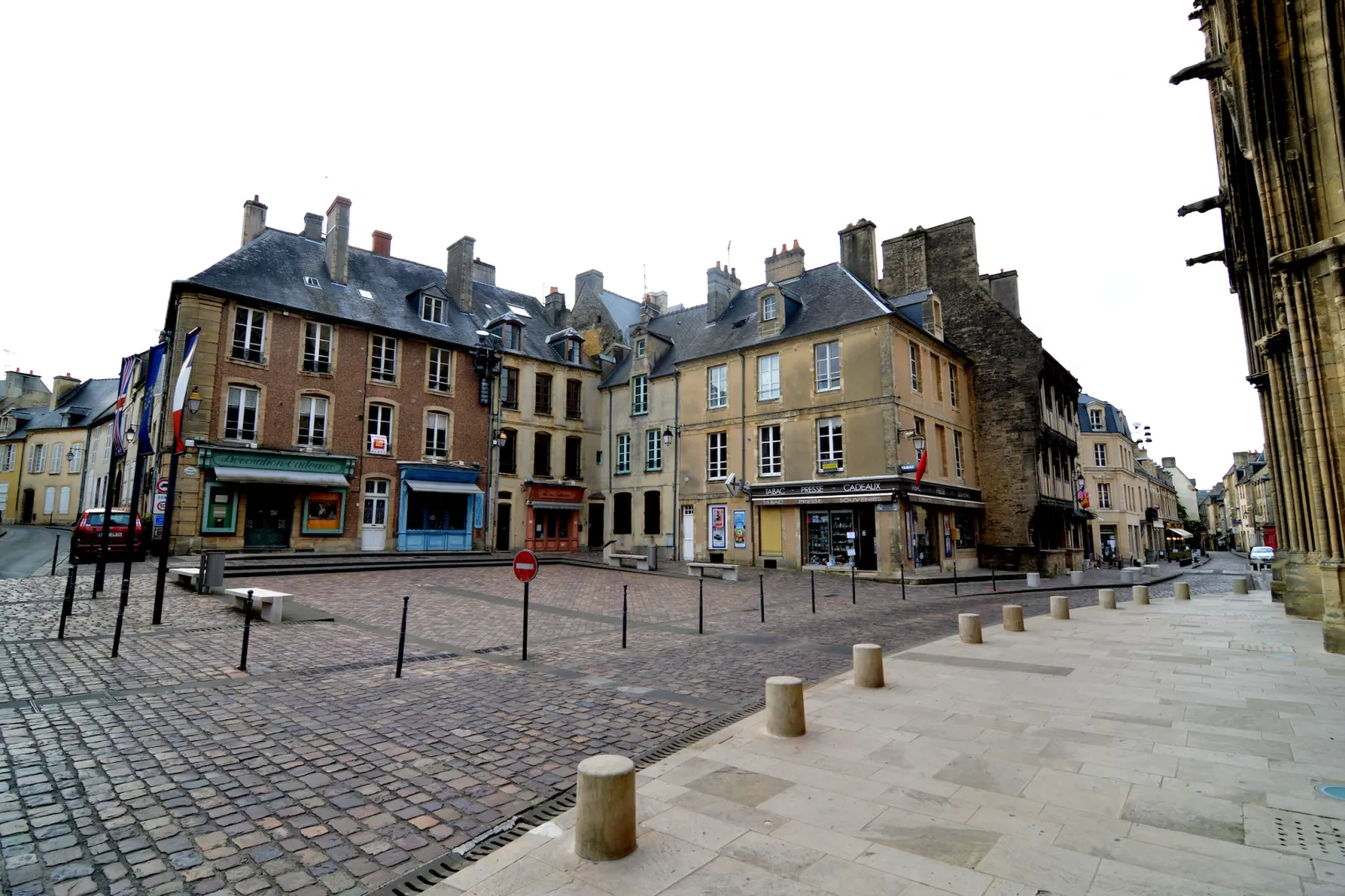 Le Parvis de la Cathédrale I-Buitenkant zomer