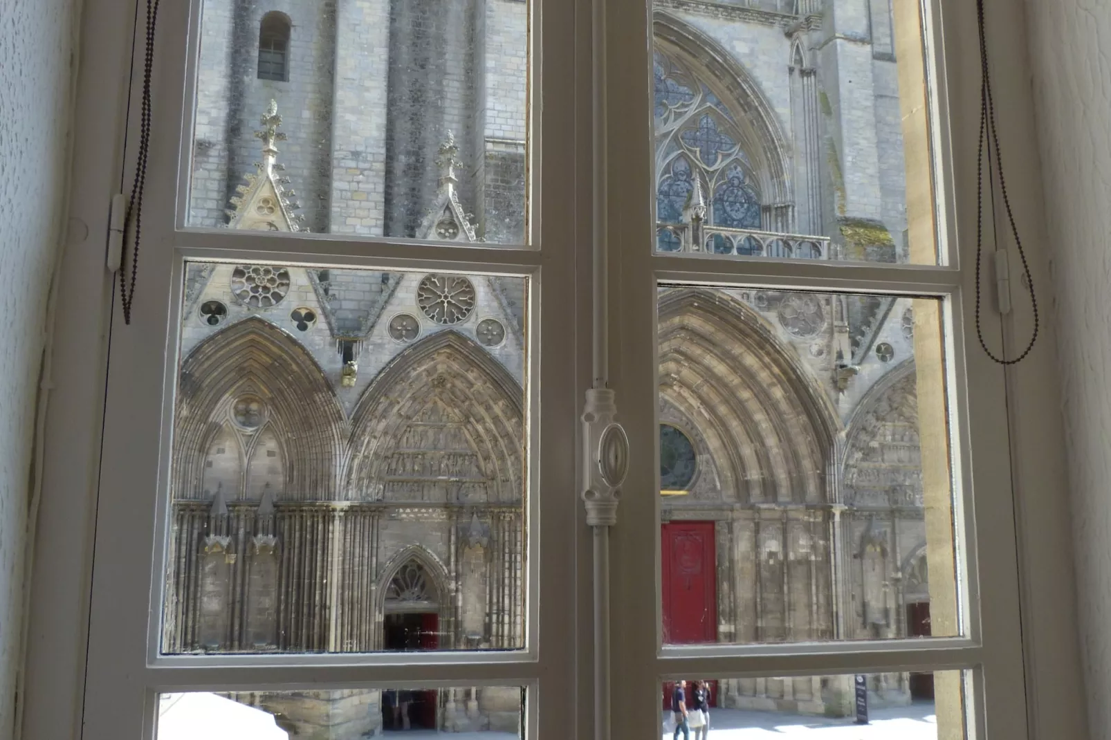 Le Parvis de la Cathédrale I-Uitzicht zomer