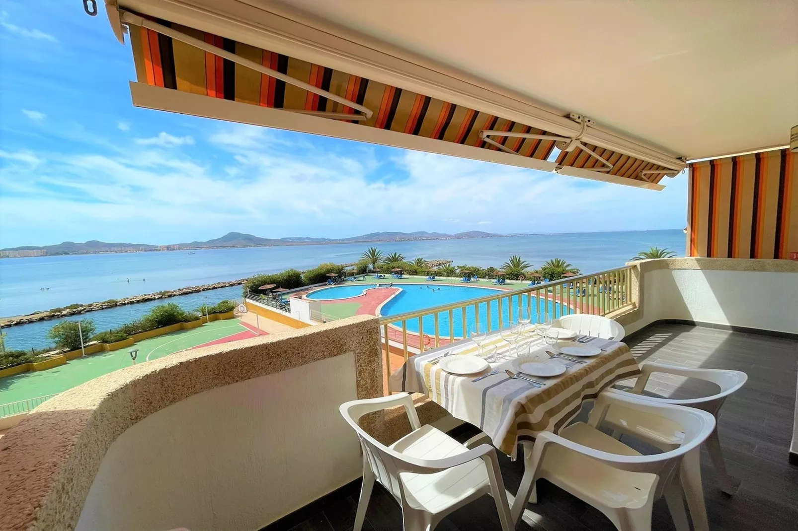 Apartamento con piscina frente al mar en La Manga del Mar Menor