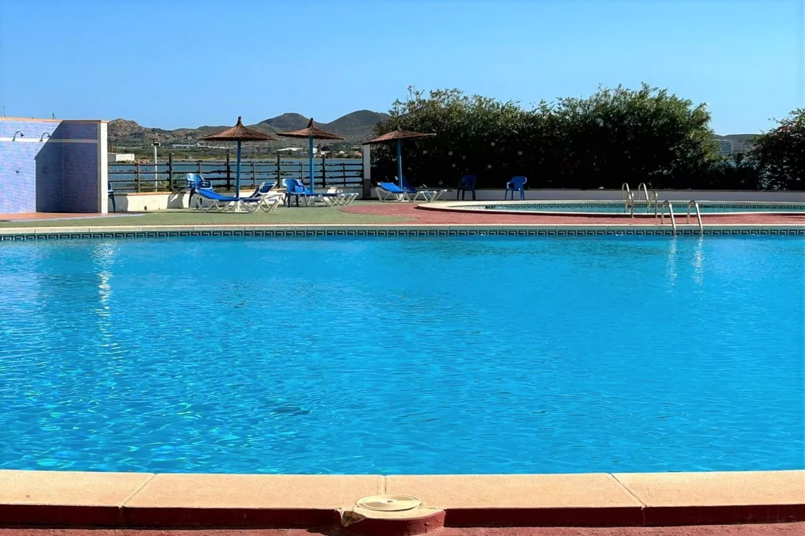 Apartamento con piscina frente al mar en La Manga del Mar Menor-Zwembad