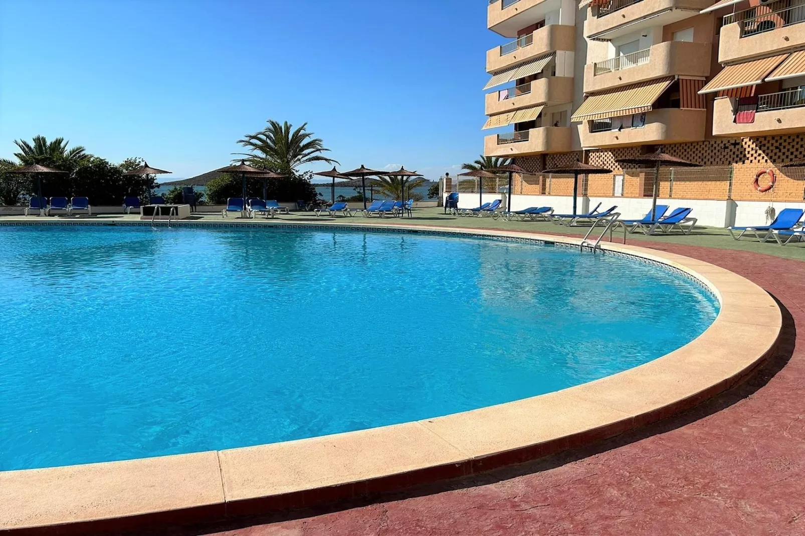 Apartamento con piscina frente al mar en La Manga del Mar Menor-Zwembad