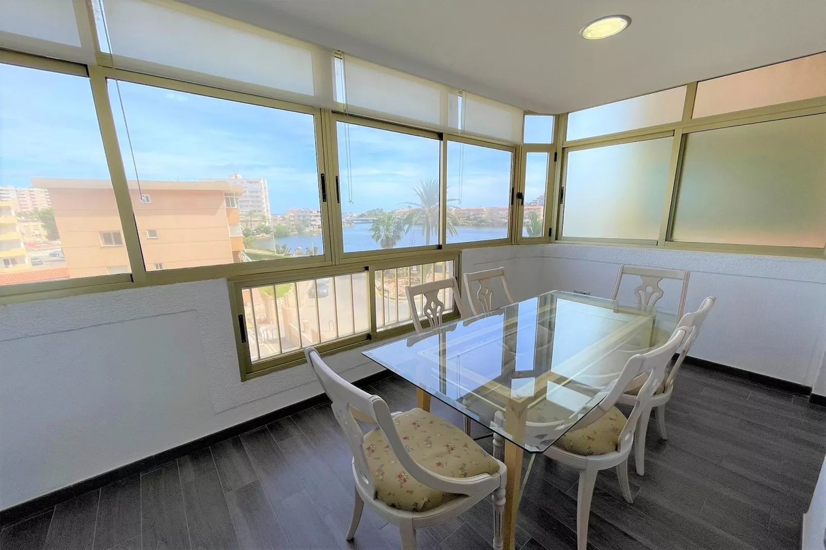 Apartamento con piscina frente al mar en La Manga del Mar Menor-Eetkamer