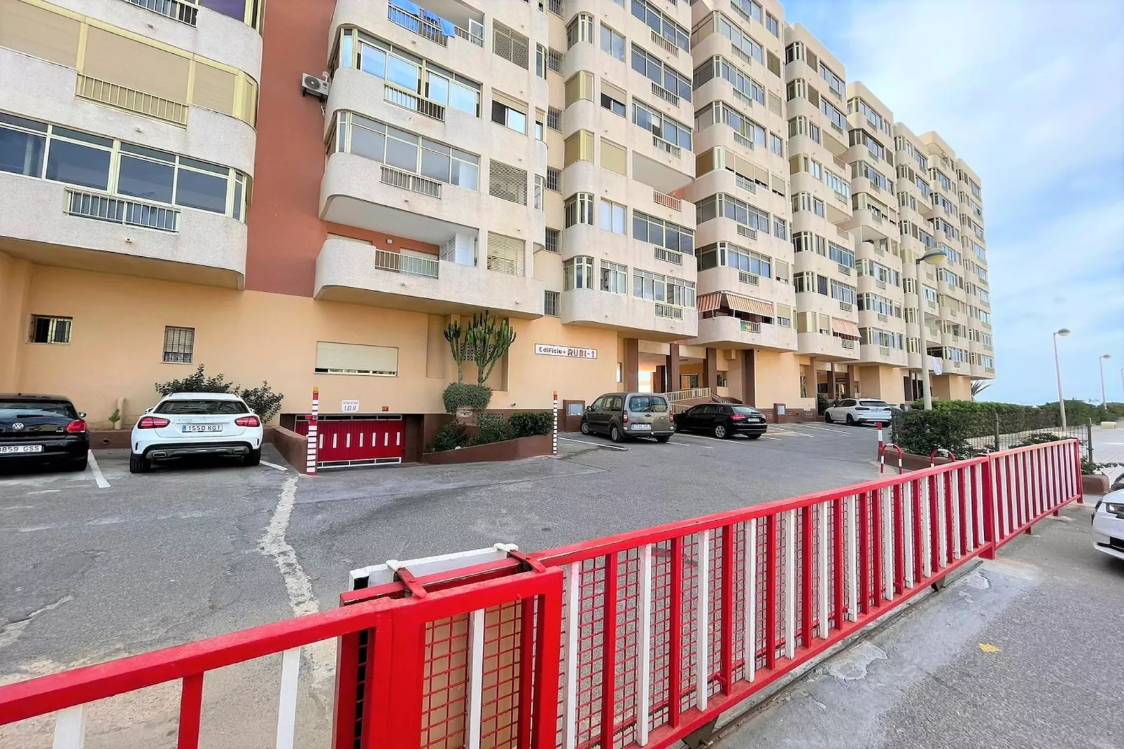 Apartamento con piscina frente al mar en La Manga del Mar Menor