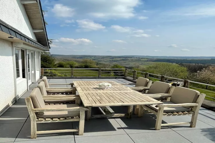 Mooi vrijstaande villa met sauna in Érezée-Terrasbalkon