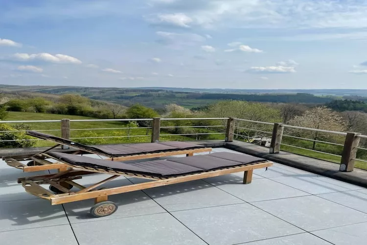 Mooi vrijstaande villa met sauna in Érezée-Terrasbalkon