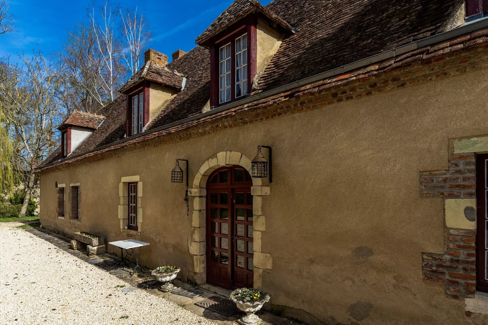 LE VIEUX CHATEAU-Buitenkant zomer