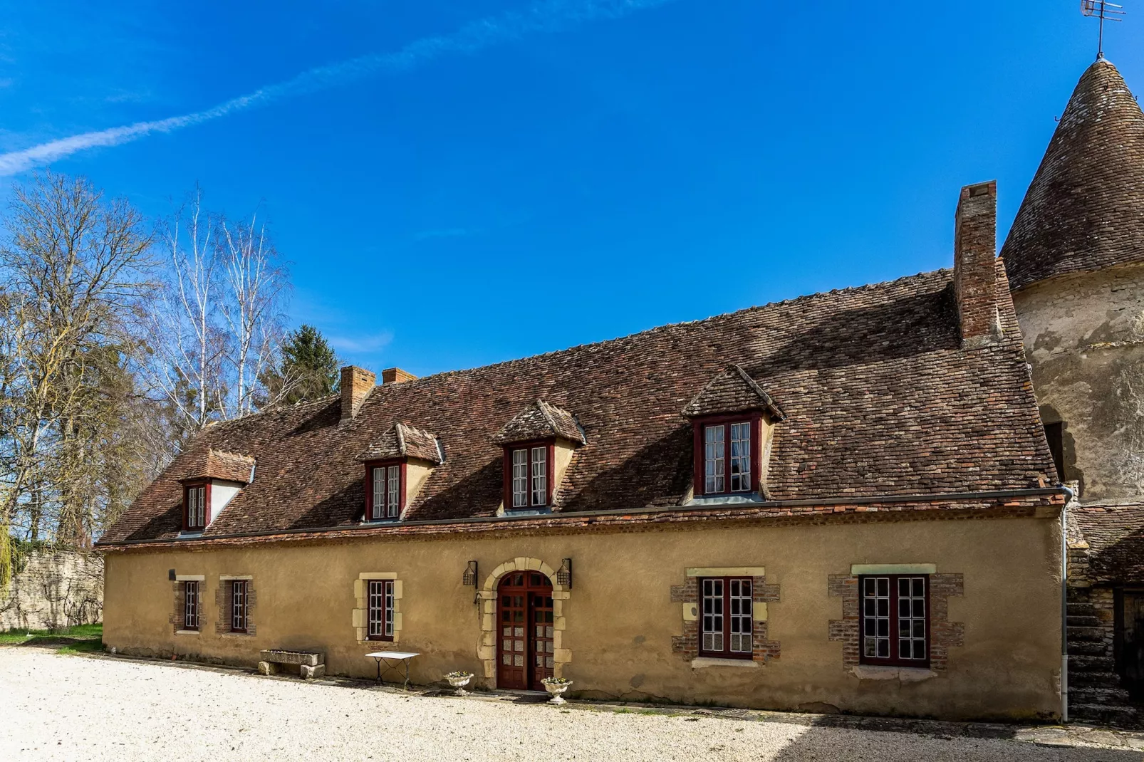 LE VIEUX CHATEAU-Buitenkant zomer