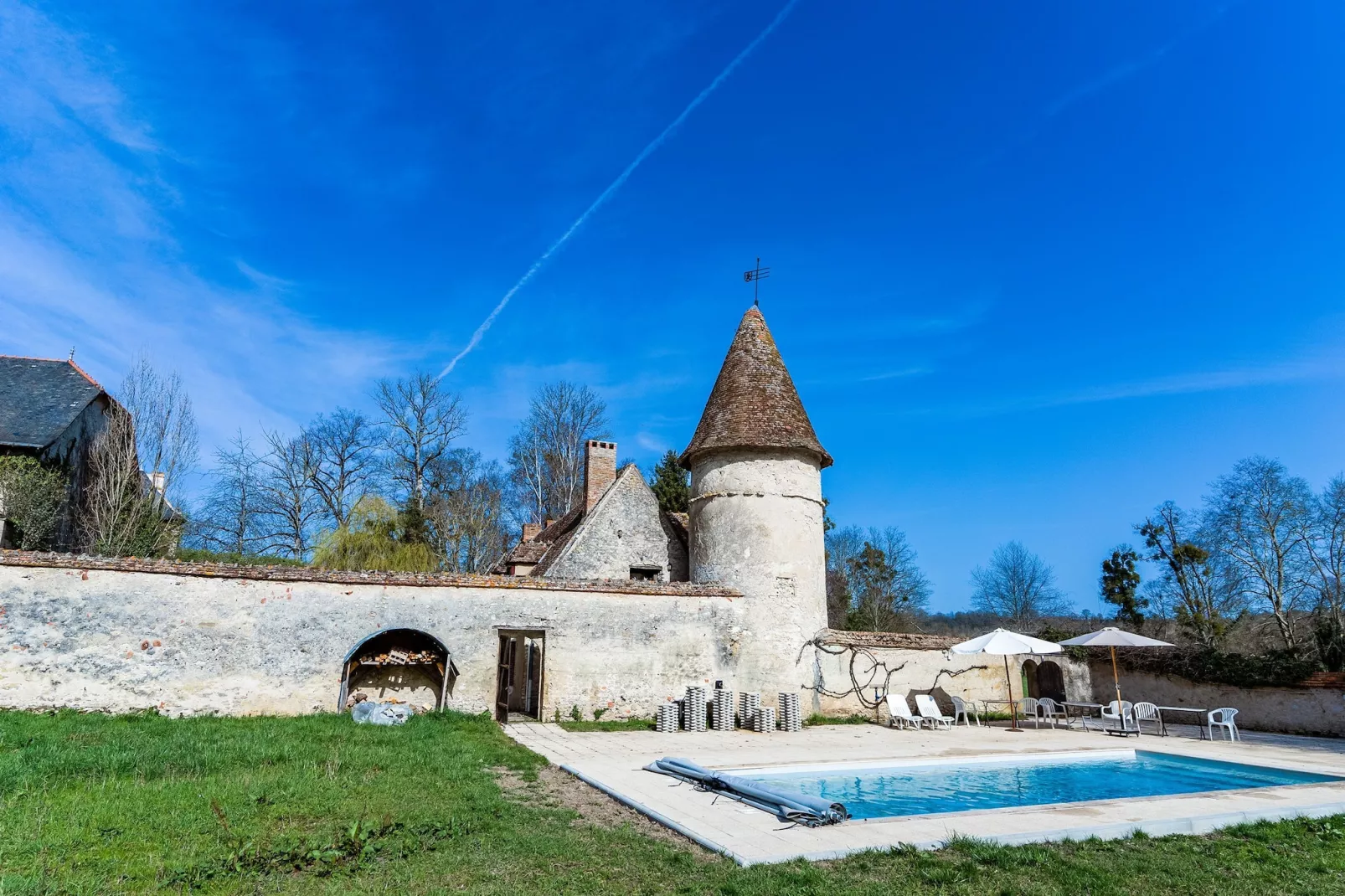 LE VIEUX CHATEAU-Buitenkant zomer