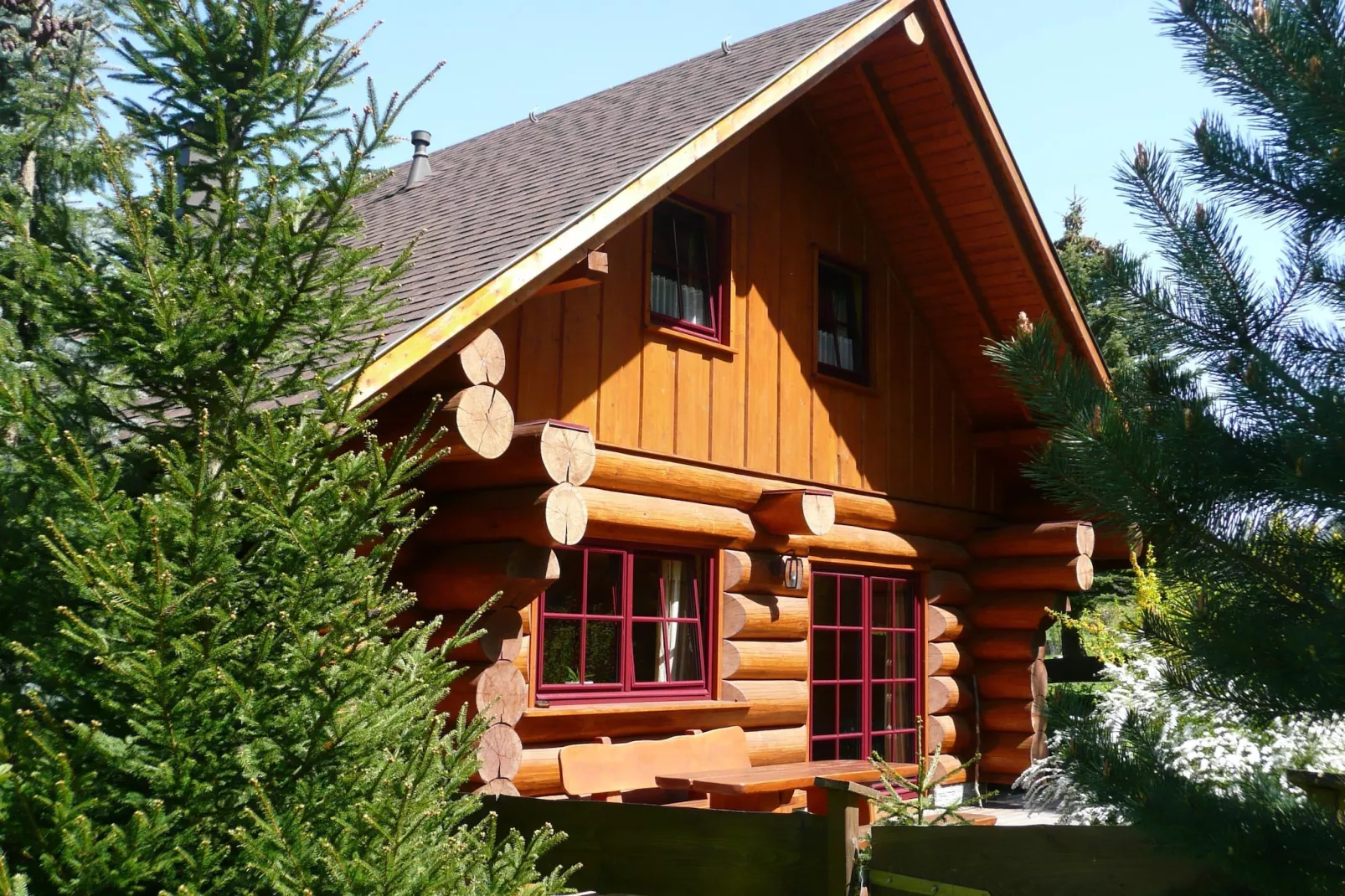 Naturstammhaus-Buitenkant zomer