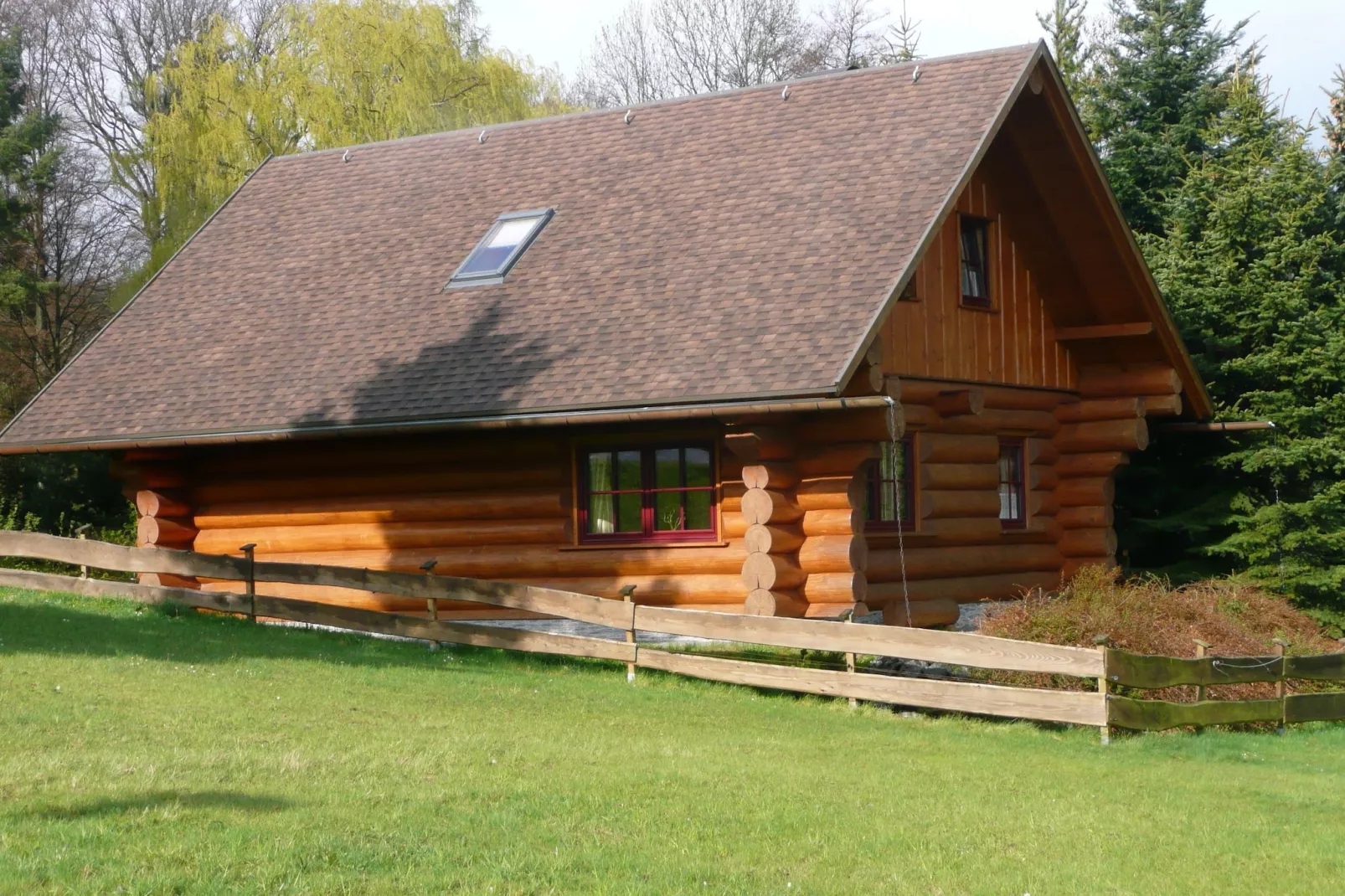 Naturstammhaus-Buitenkant zomer