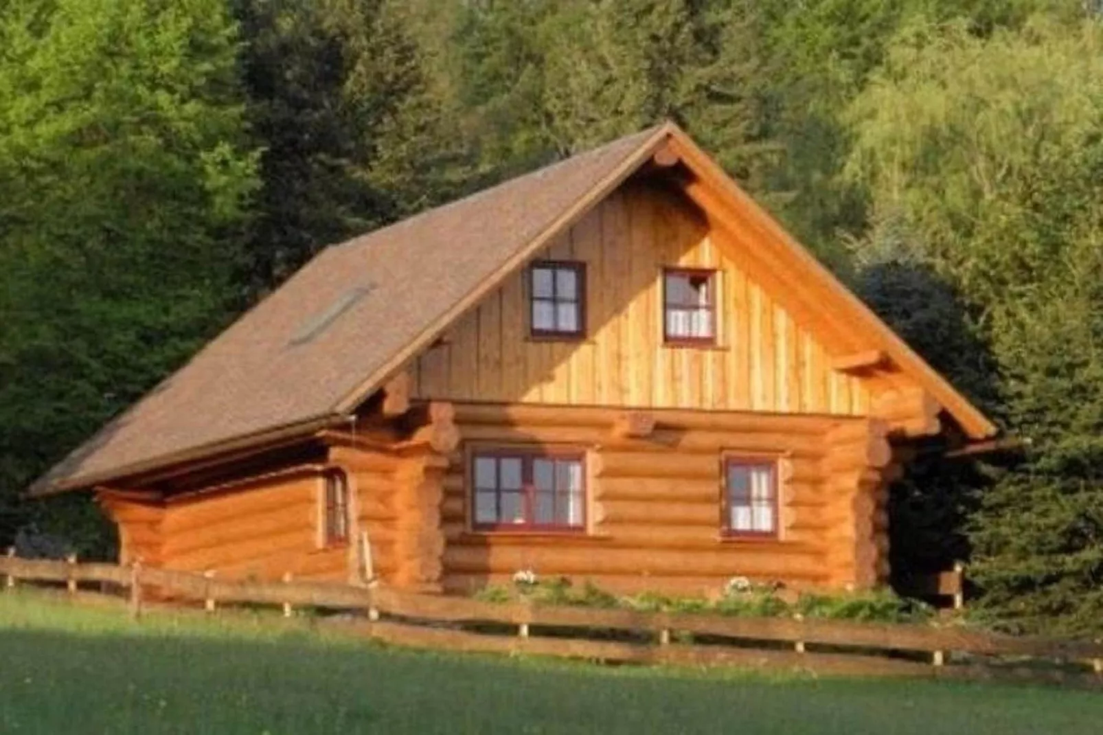 Naturstammhaus-Buitenkant zomer