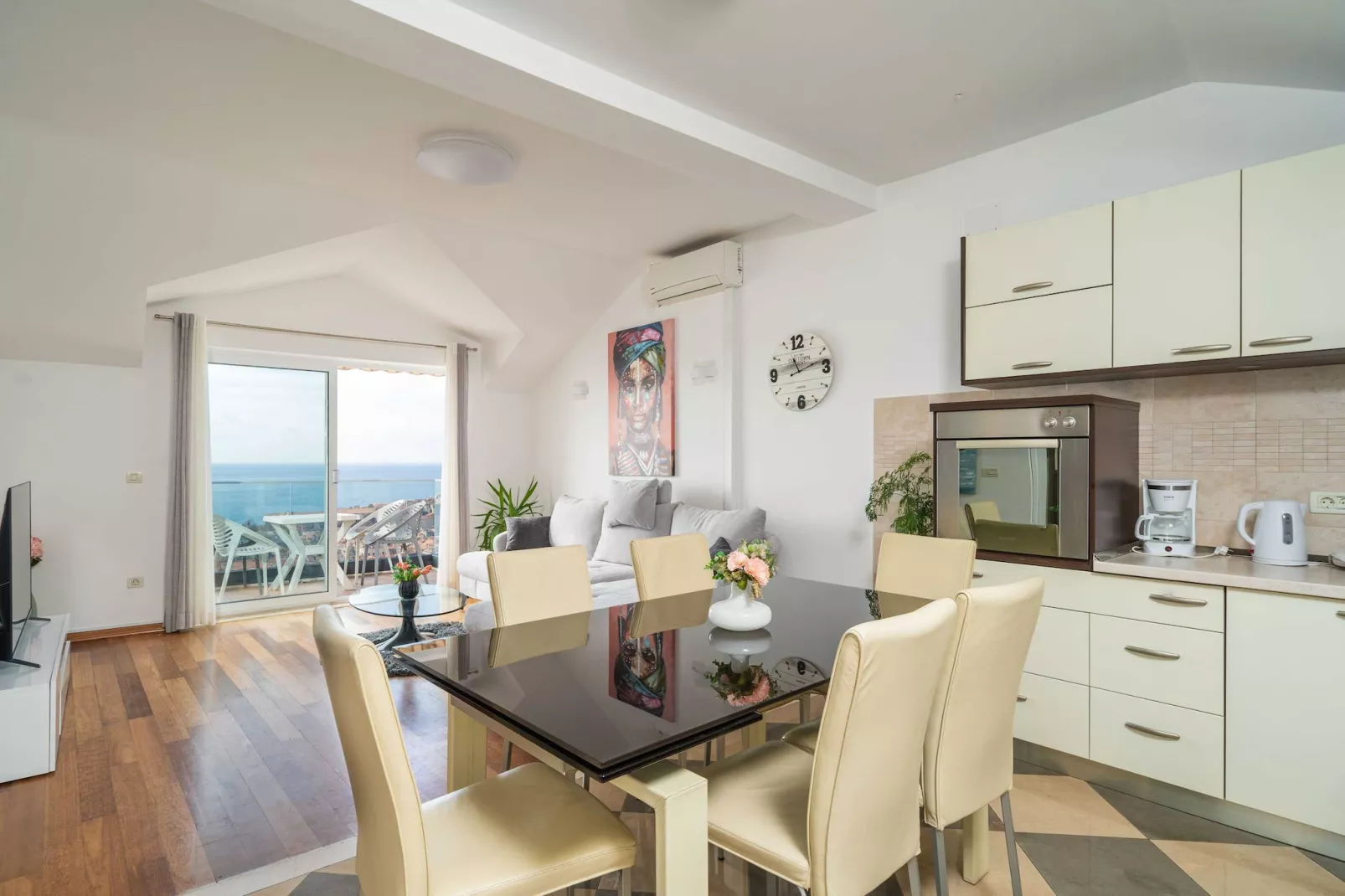 Apartments Isabora - Comfort Three-Bedroom Apartment with Balcony and Sea View (Second Floor)-Eetkamer