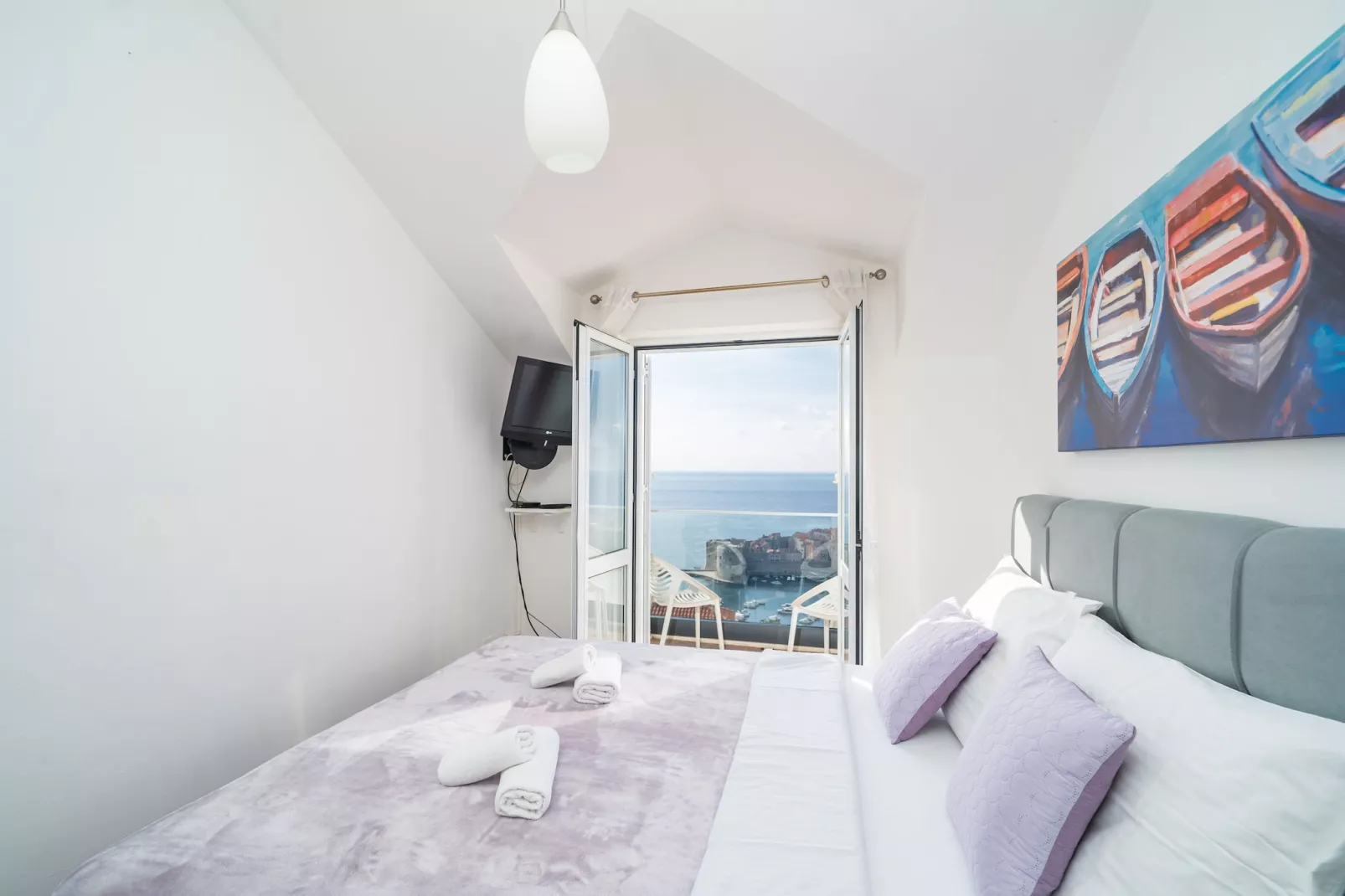 Apartments Isabora - Comfort Three-Bedroom Apartment with Balcony and Sea View (Second Floor)-Slaapkamer