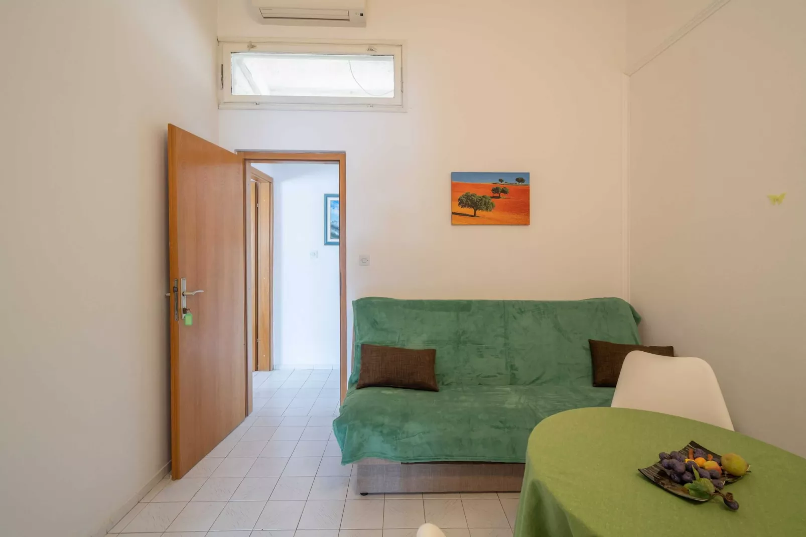 LaidBack Apartments - Comfort One Bedroom Apartment with Balcony and Sea View (Green)-Woonkamer