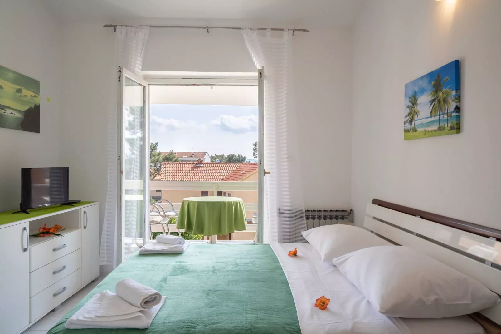 LaidBack Apartments - Comfort One Bedroom Apartment with Balcony and Sea View (Green)-Slaapkamer