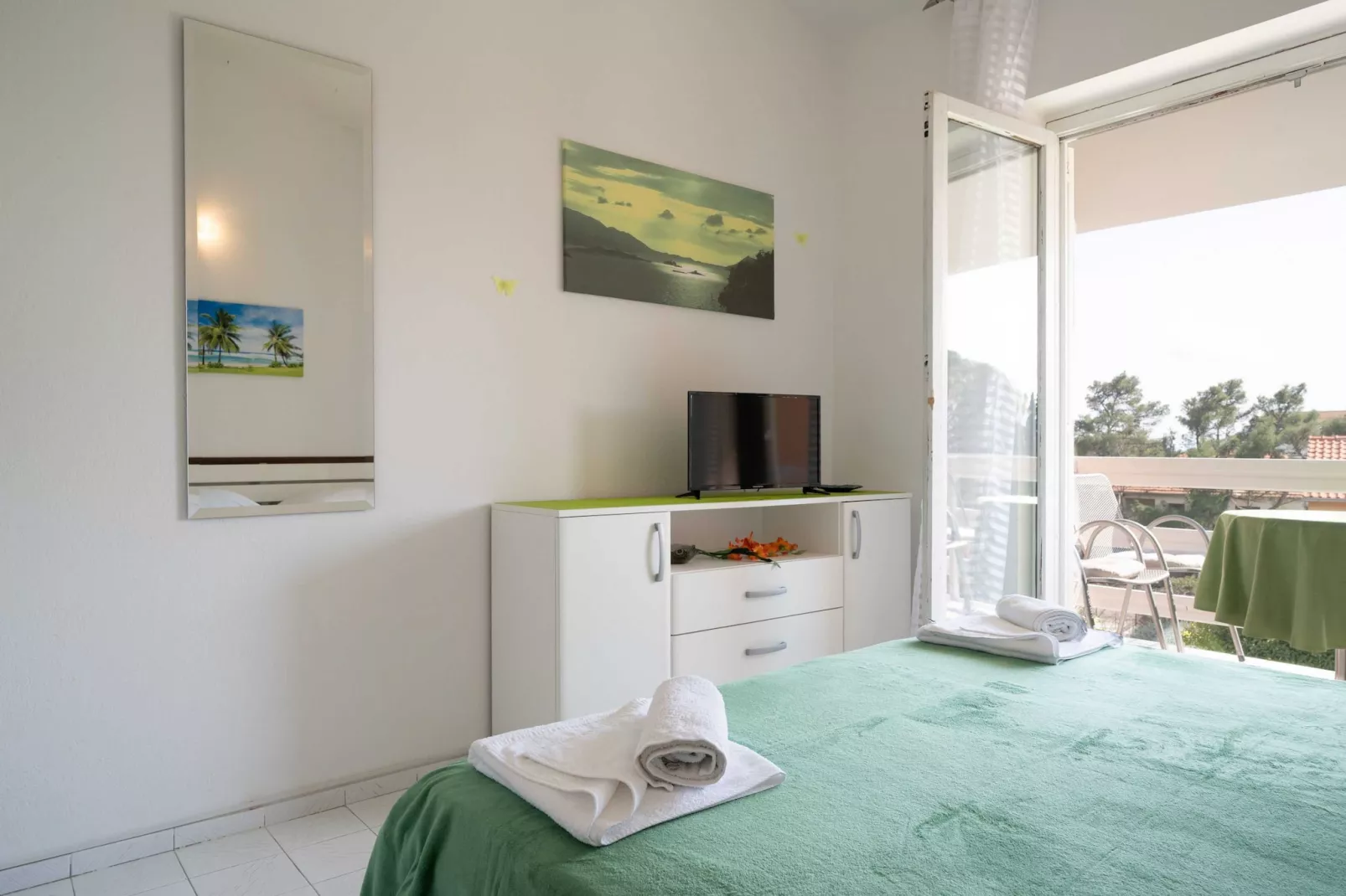 LaidBack Apartments - Comfort One Bedroom Apartment with Balcony and Sea View (Green)-Slaapkamer