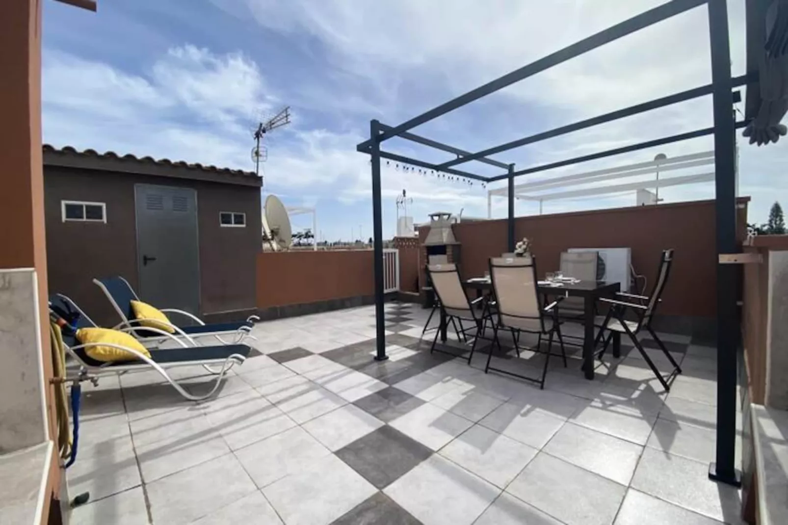 Appartement Avec Solarium équipé, Barbecue Et Piscine-Image-tags.