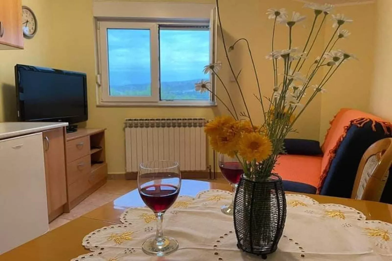 Apartment Luka - One Bedroom Apartment with Balcony and Sea View-Woonkamer