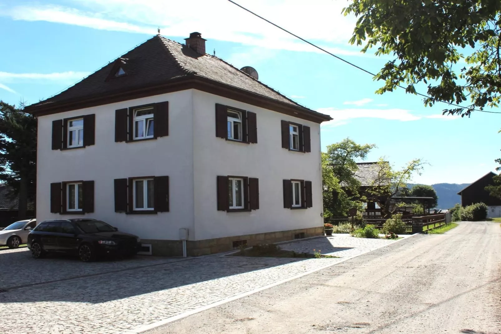 Robert's Ferienwohnung-Buitenkant zomer