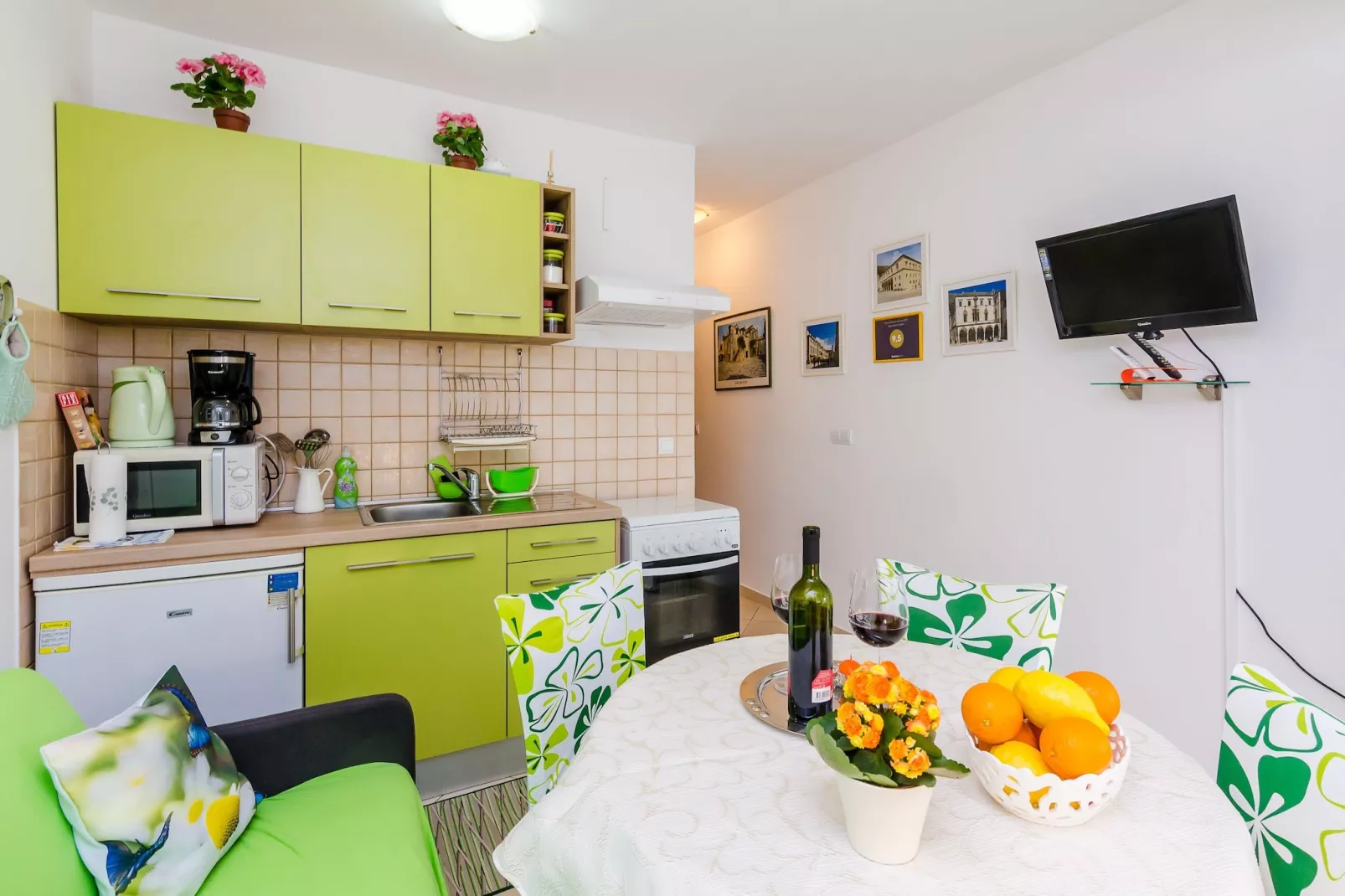 Apartments Captain - One Bedroom Apartment with Terrace (3 Adults)-Eetkamer