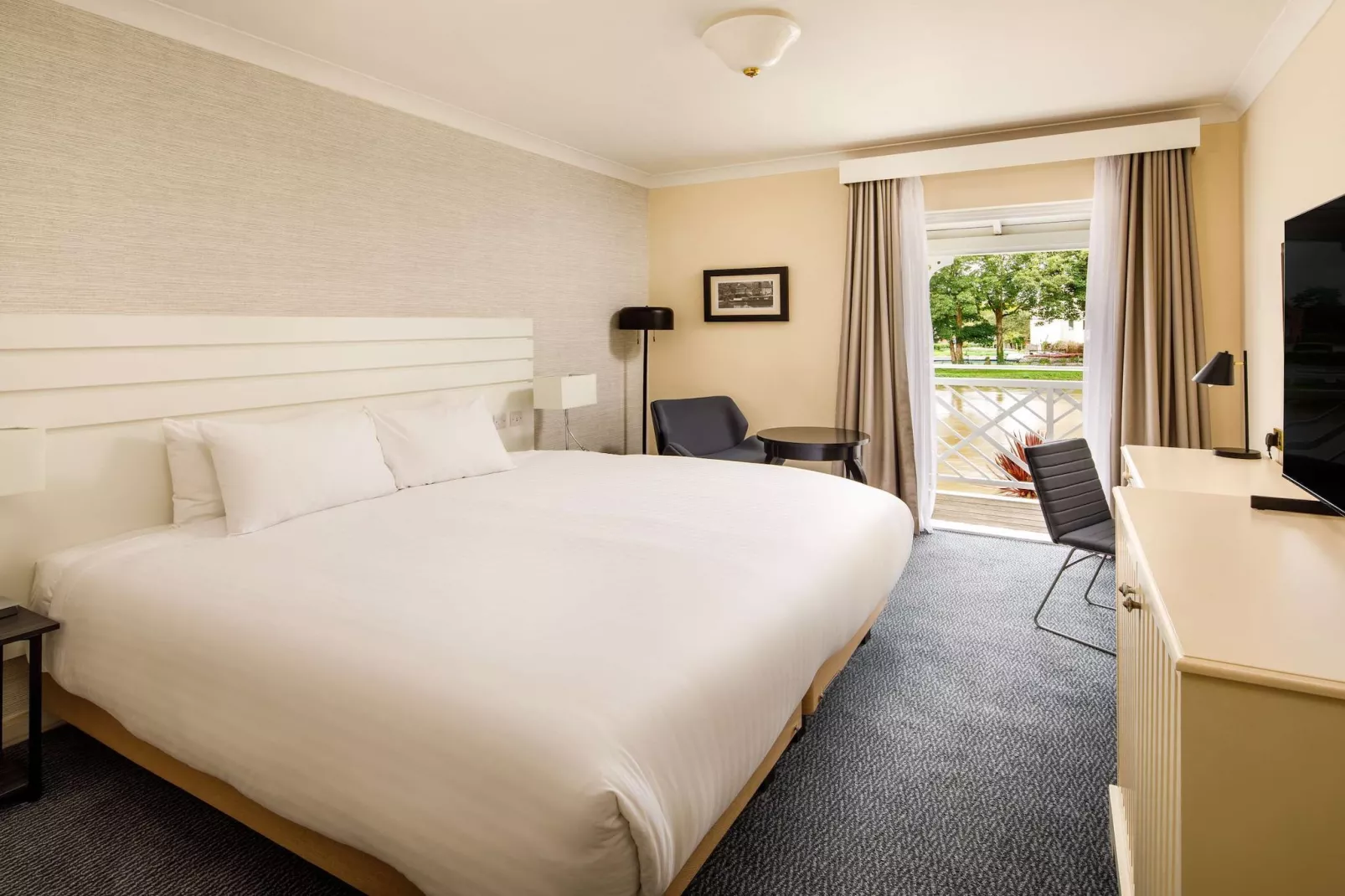 Classic Double River view Staines ex Mercure-Slaapkamer